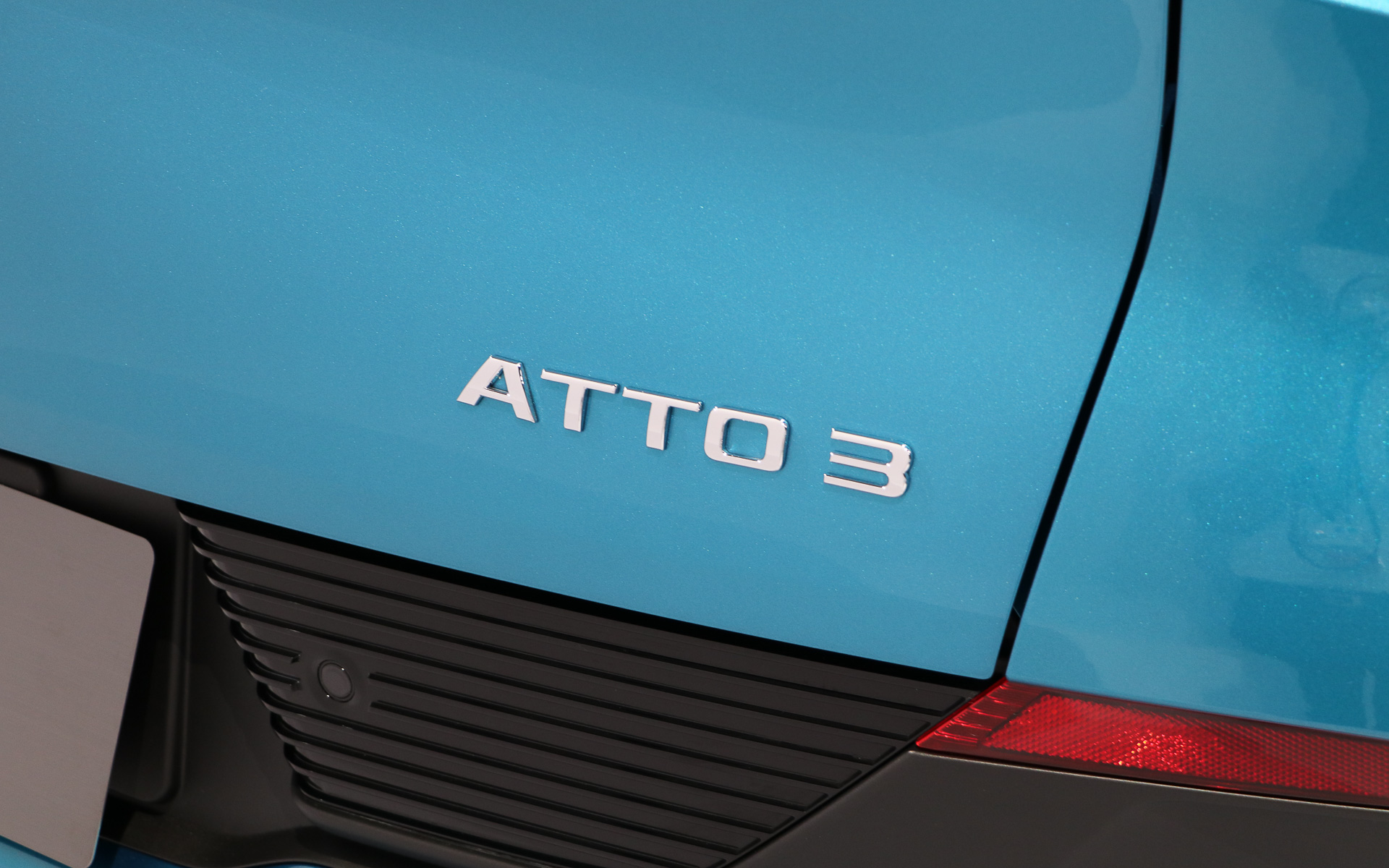 リアゲート右下に車名ロゴ