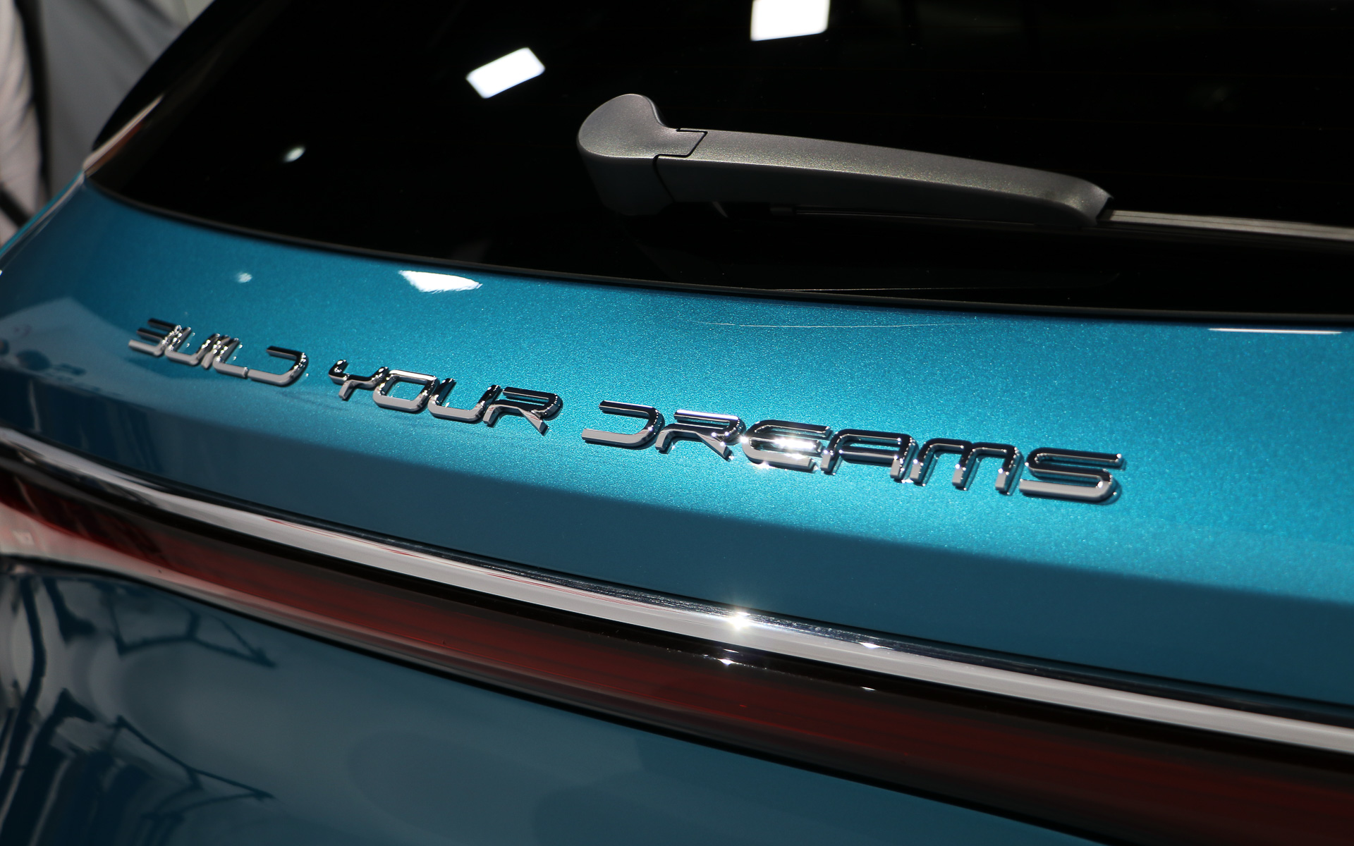 リアゲート中央に社名BYD「Build Your Dreams」のロゴ