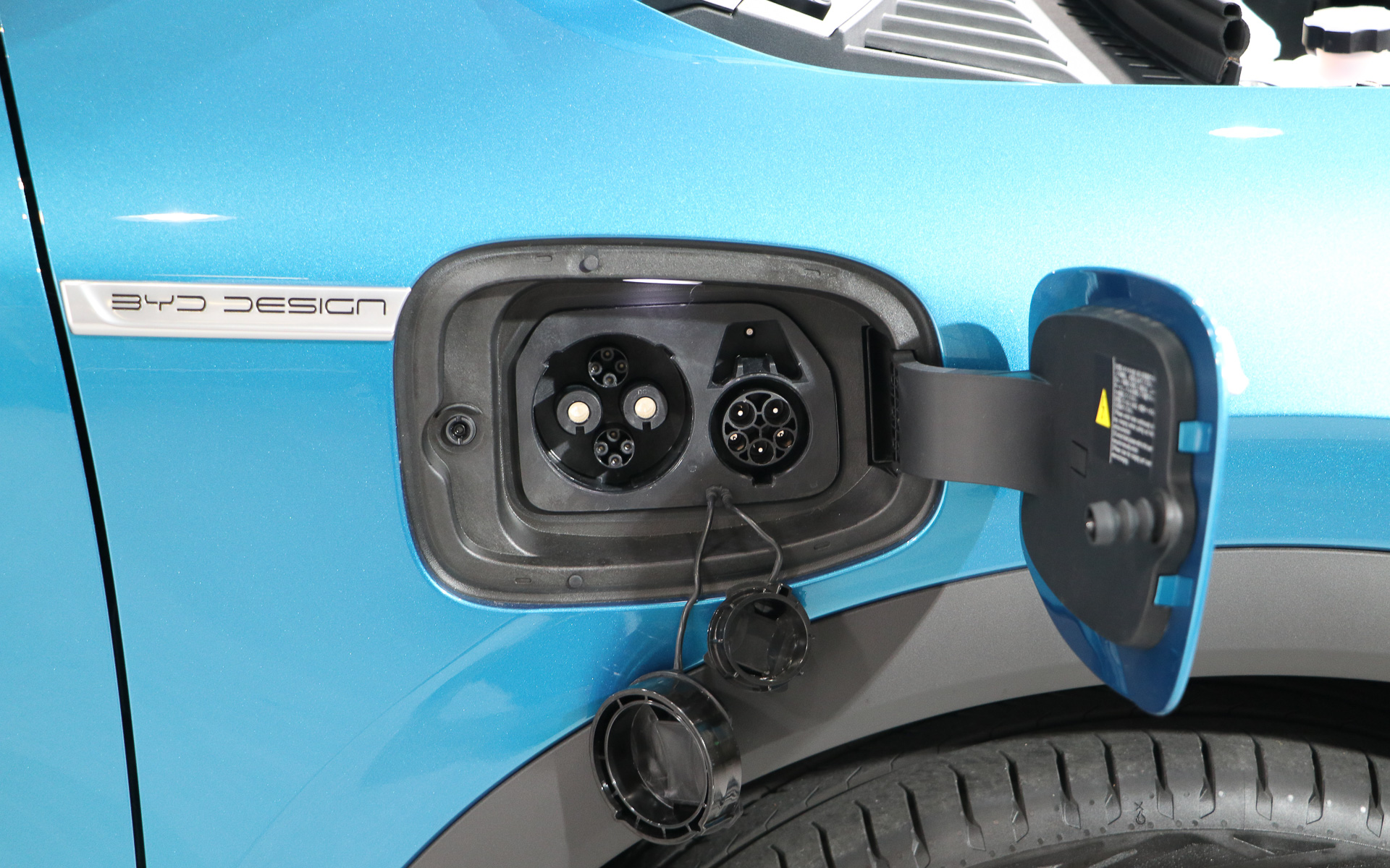 給電ポートは右側前に配置。急速充電CHAdeMO（チャデモ）も完備