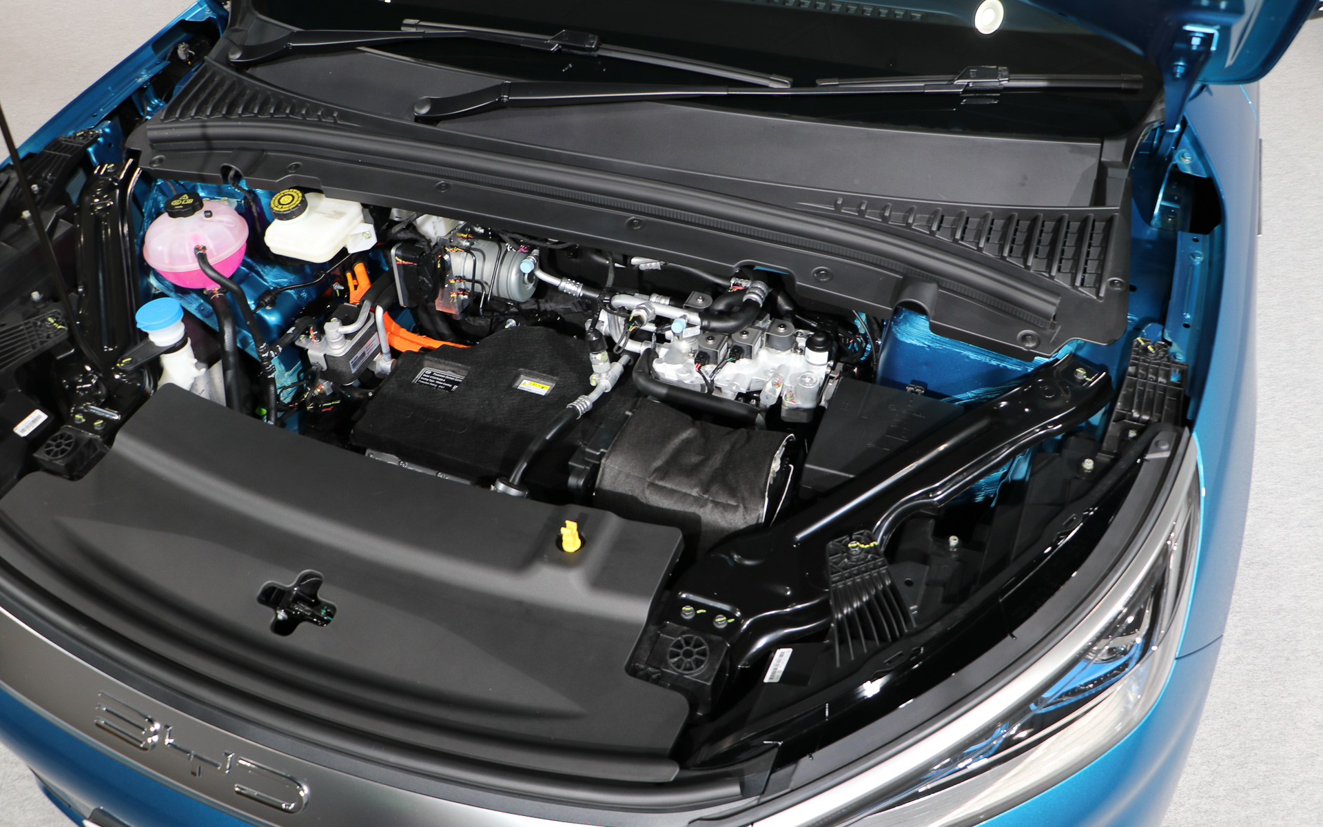自社開発のコンパクトな統合ユニットを使用しているためボンネット内はかなりスペースが空いている