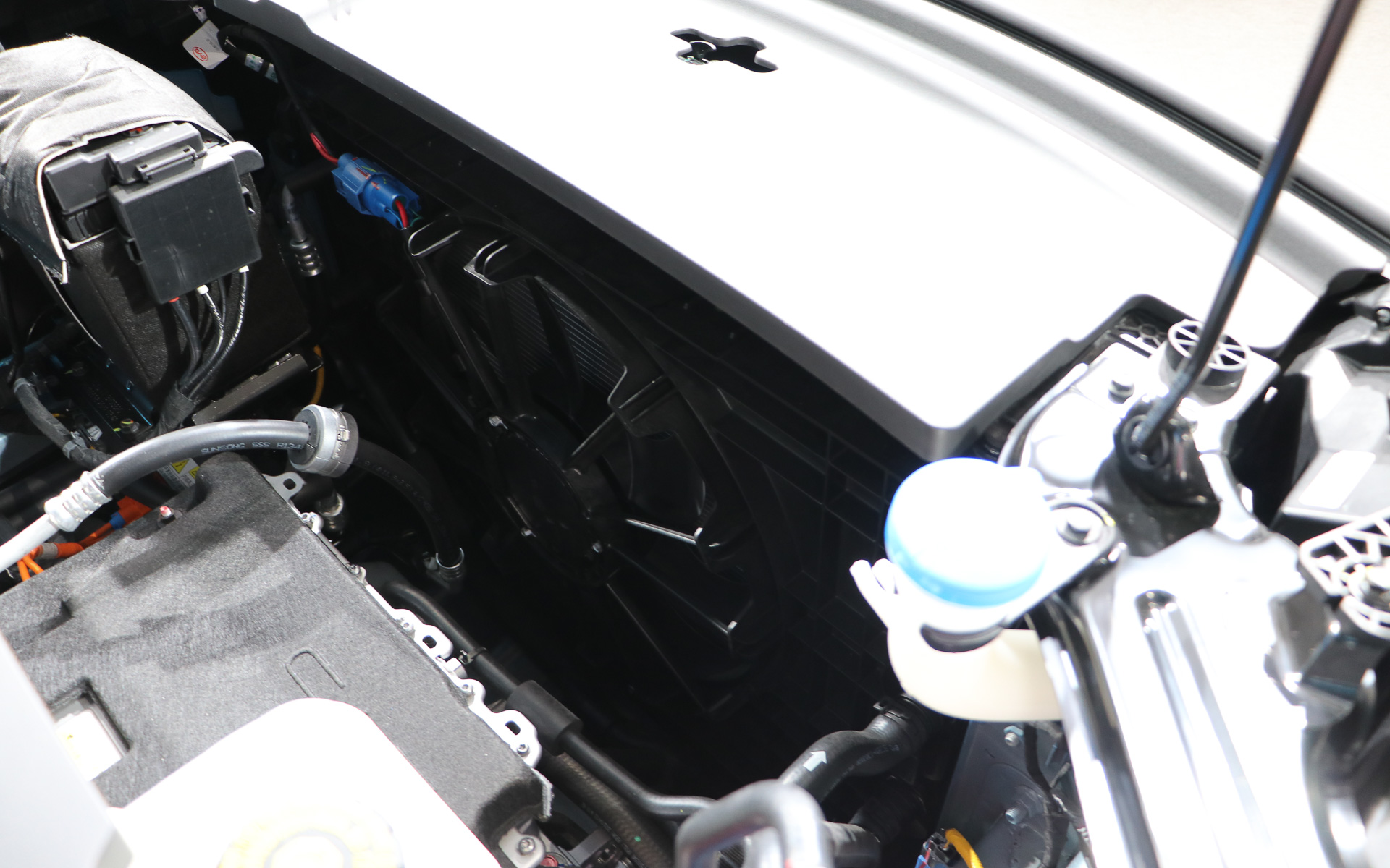 モーター類の冷却用のラジエターを装備。熱は暖房にも使用するため冷やしすぎないように電動ファンで温度管理を行なっているという