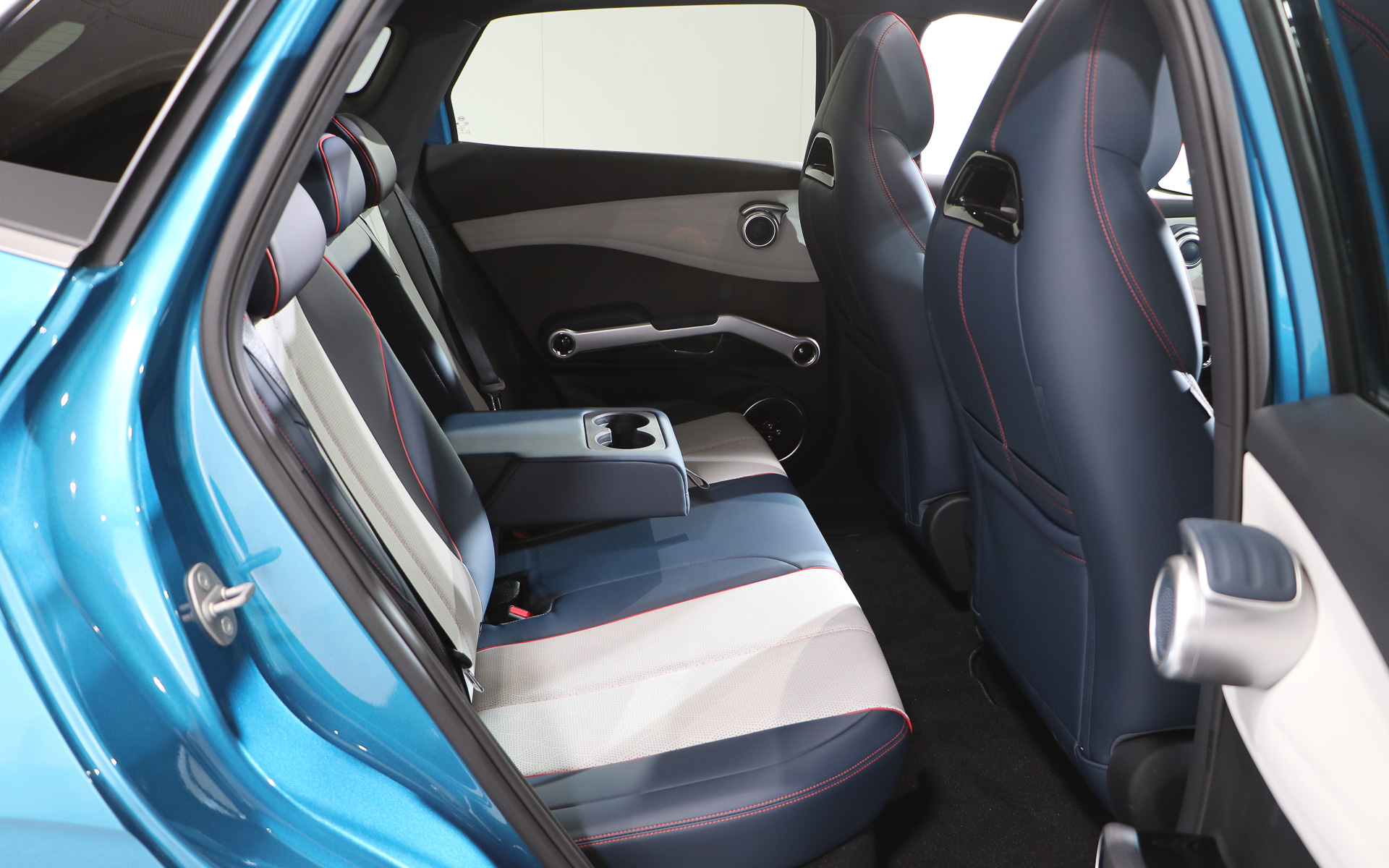 後席中央はドリンクホルダー付きの肘置きを装備