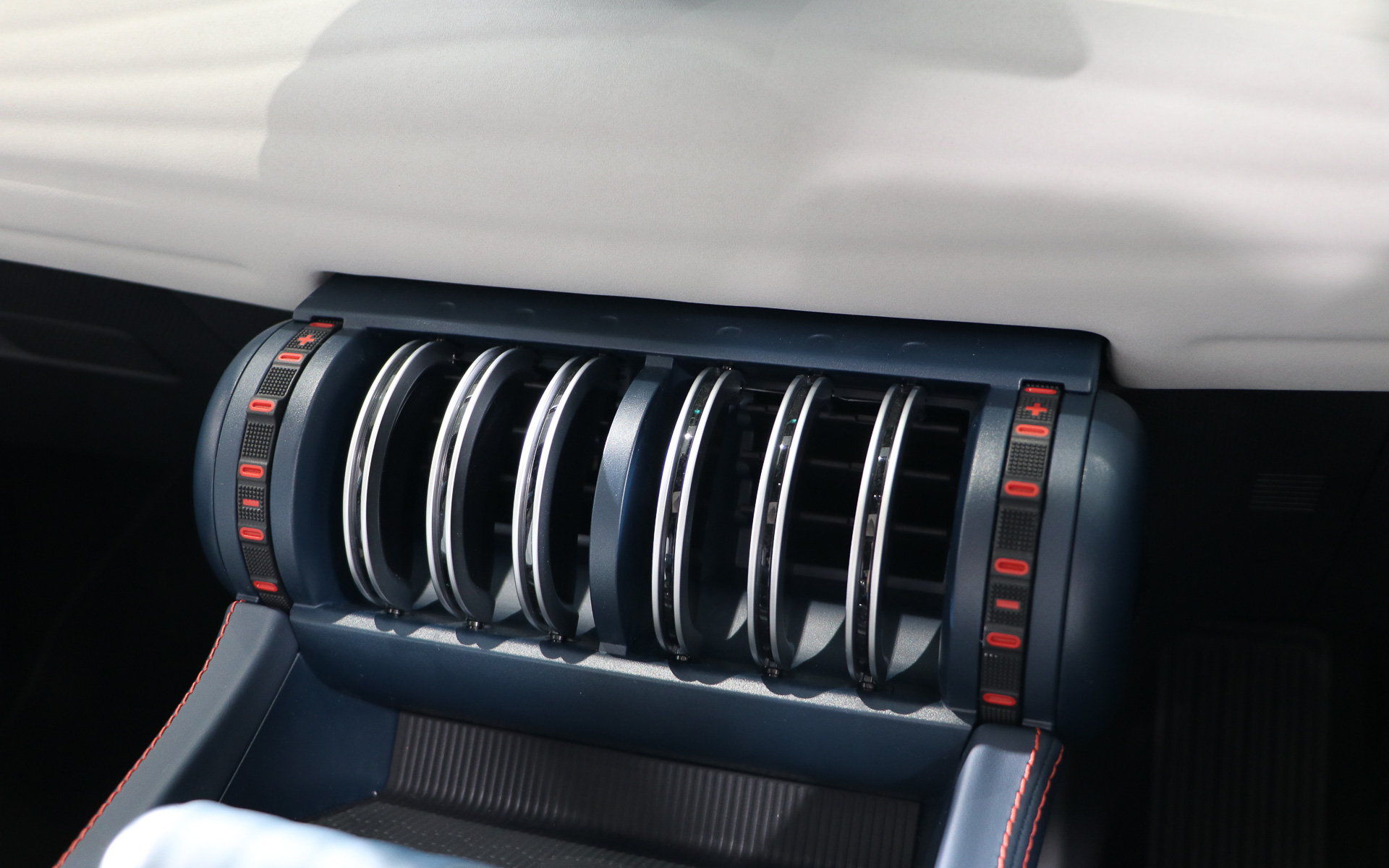 エアコン吹き出し口。手前にはスマホのワイヤレス充電を採用