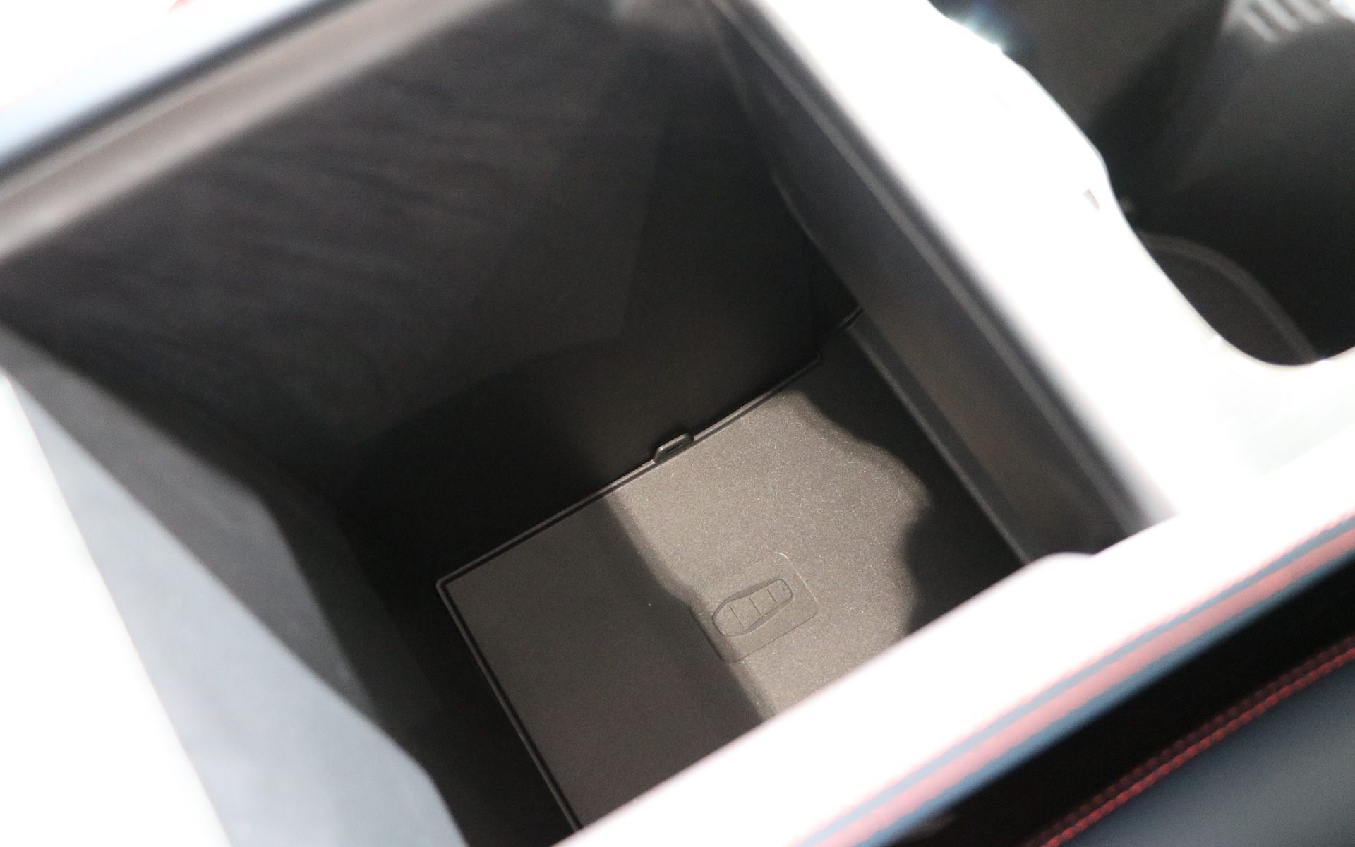 センターコンソールの肘置きの下の小物入れ