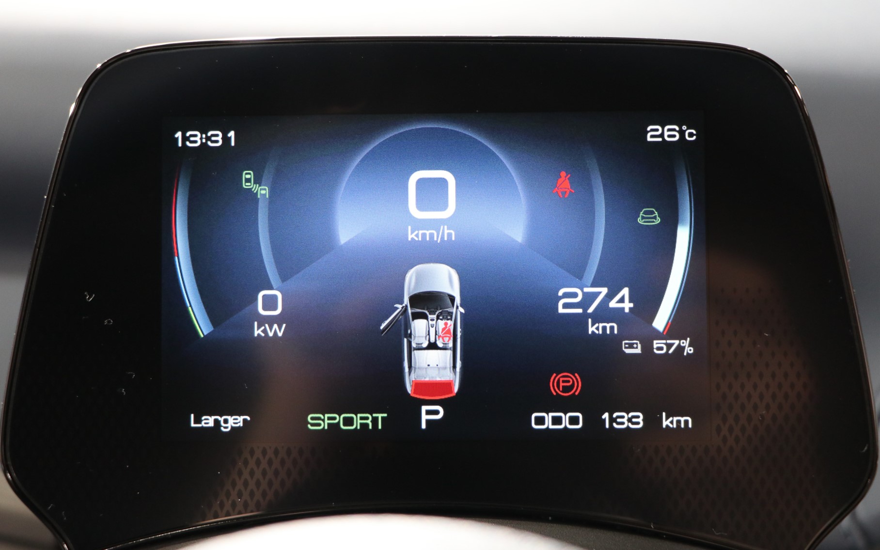 運転席メーターはスマホの画面サイズくらいとコンパクト