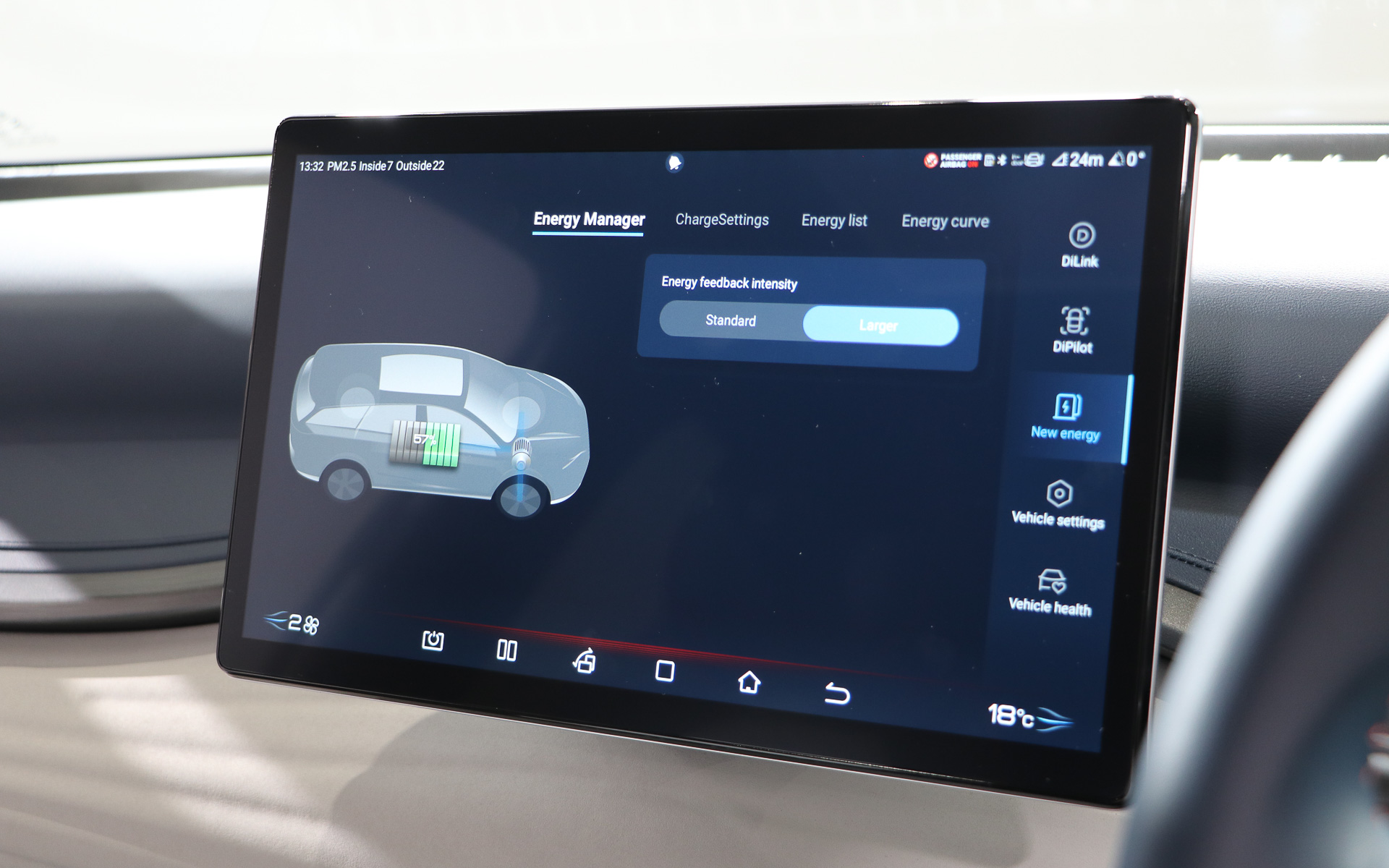 バッテリマネジメント画面。アクセルペダルOFF時の回生ブレーキの強さを2段階から調整できる