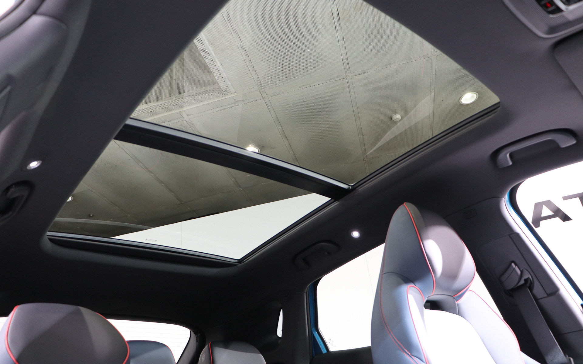 サンルーフは2枚構成でフロント側のみチルトと開閉機構を備える