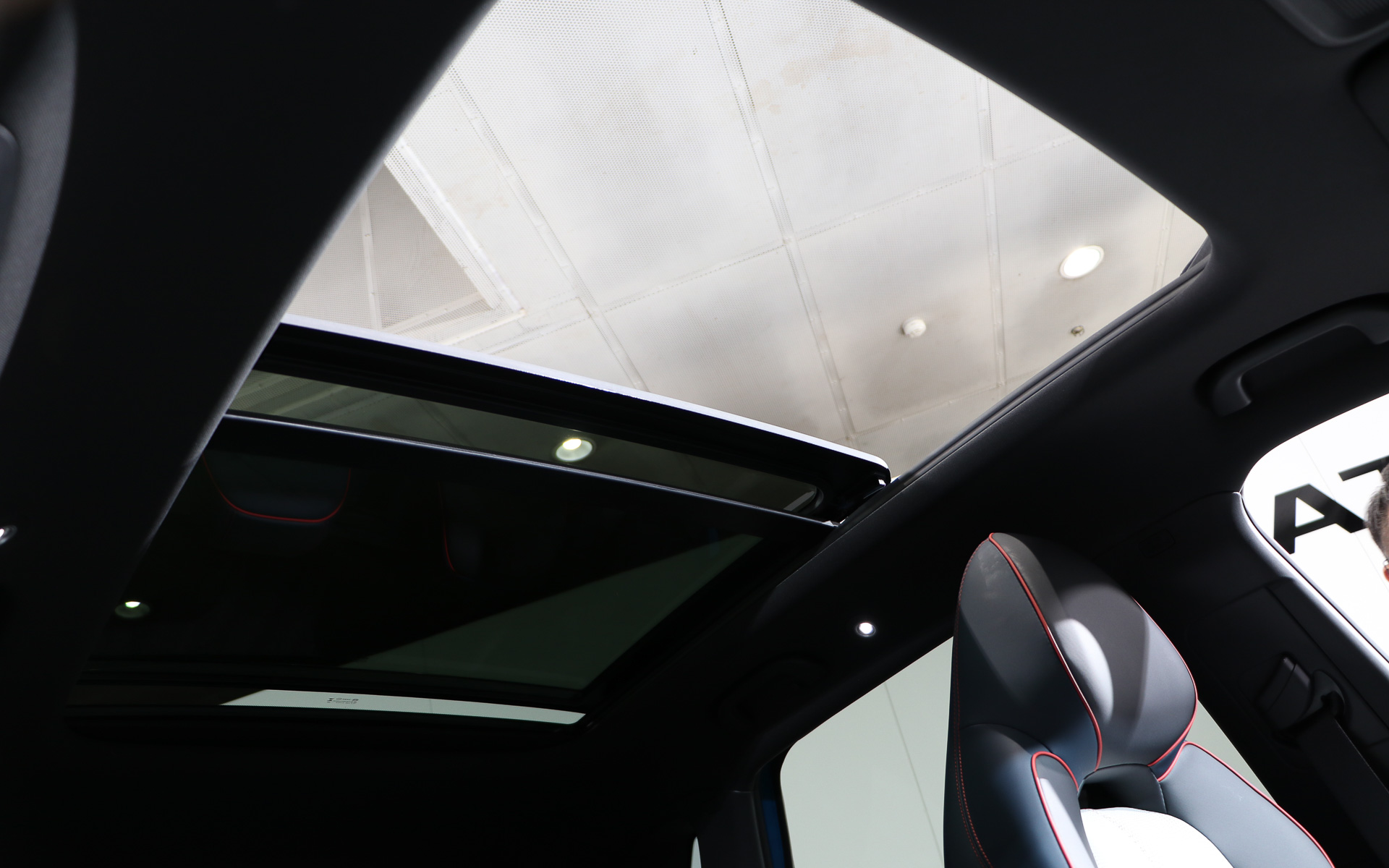 サンルーフは2枚構成でフロント側のみチルトと開閉機構を備える