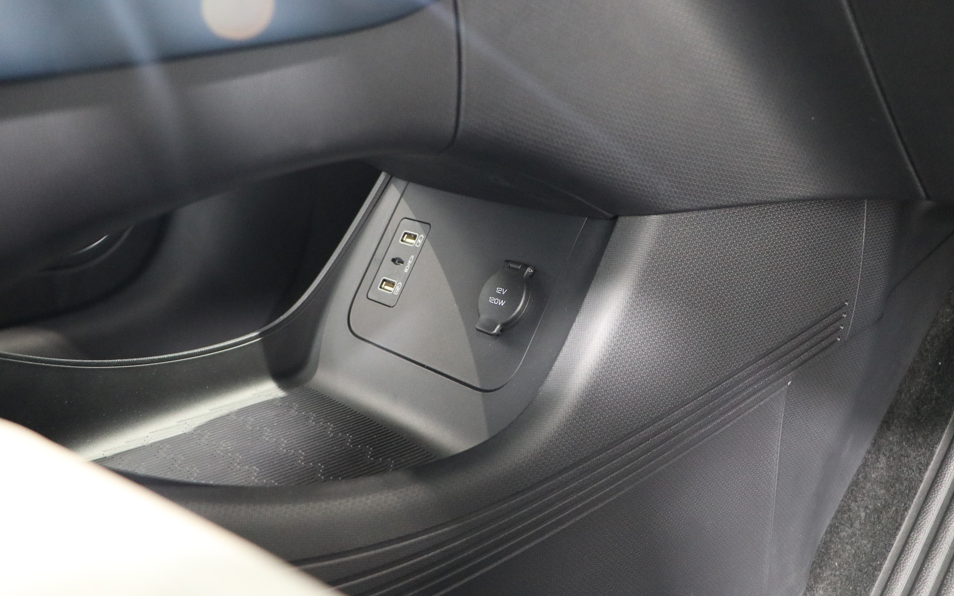 センターコンソール下の小物入れにはUSBポートとシガーソケットを配備