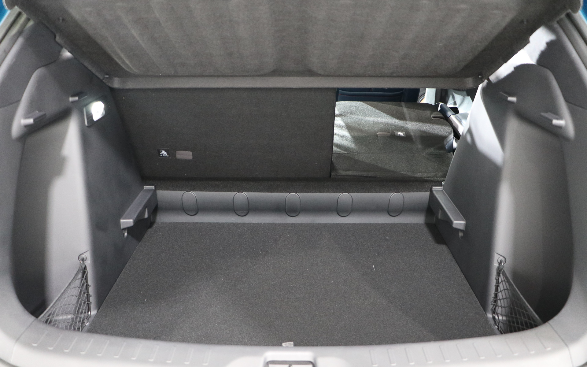 後席は6：4の分割可倒式