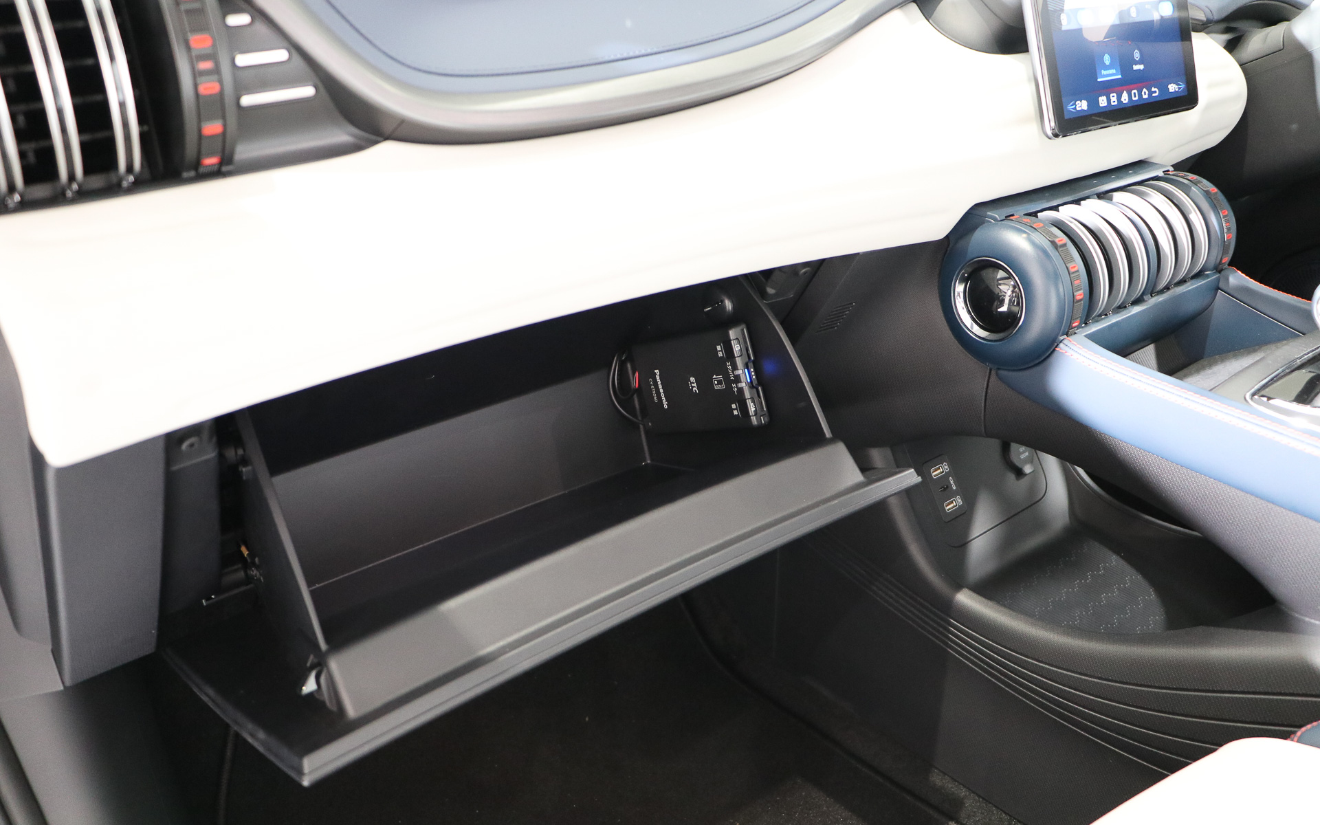 助手席前のグローブボックス