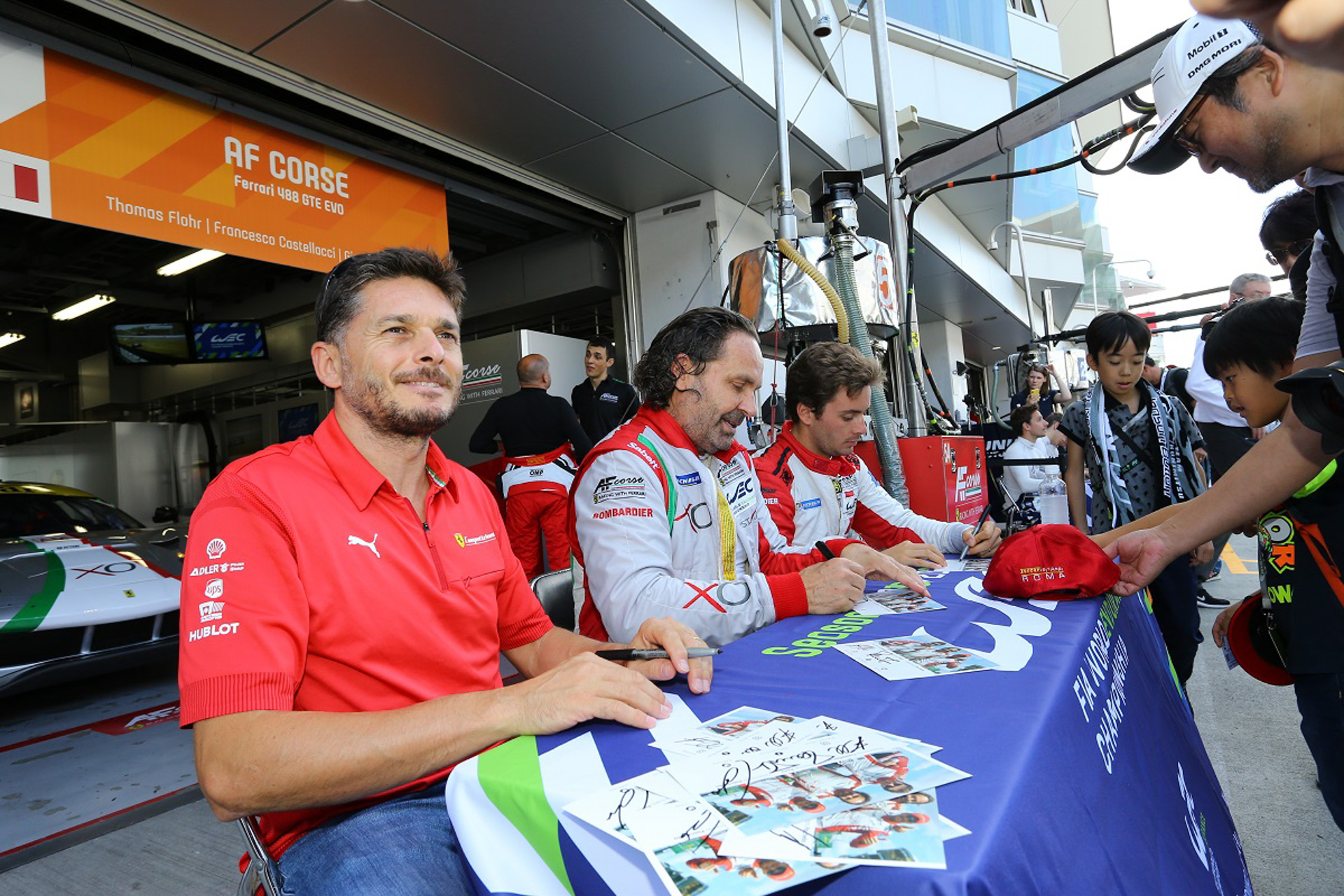 ピットウォークは前売で完売の場合、当日券の販売はなし、ピットレーンに入場でき、選手の写真撮影やレーシングカーを間近に見学できる