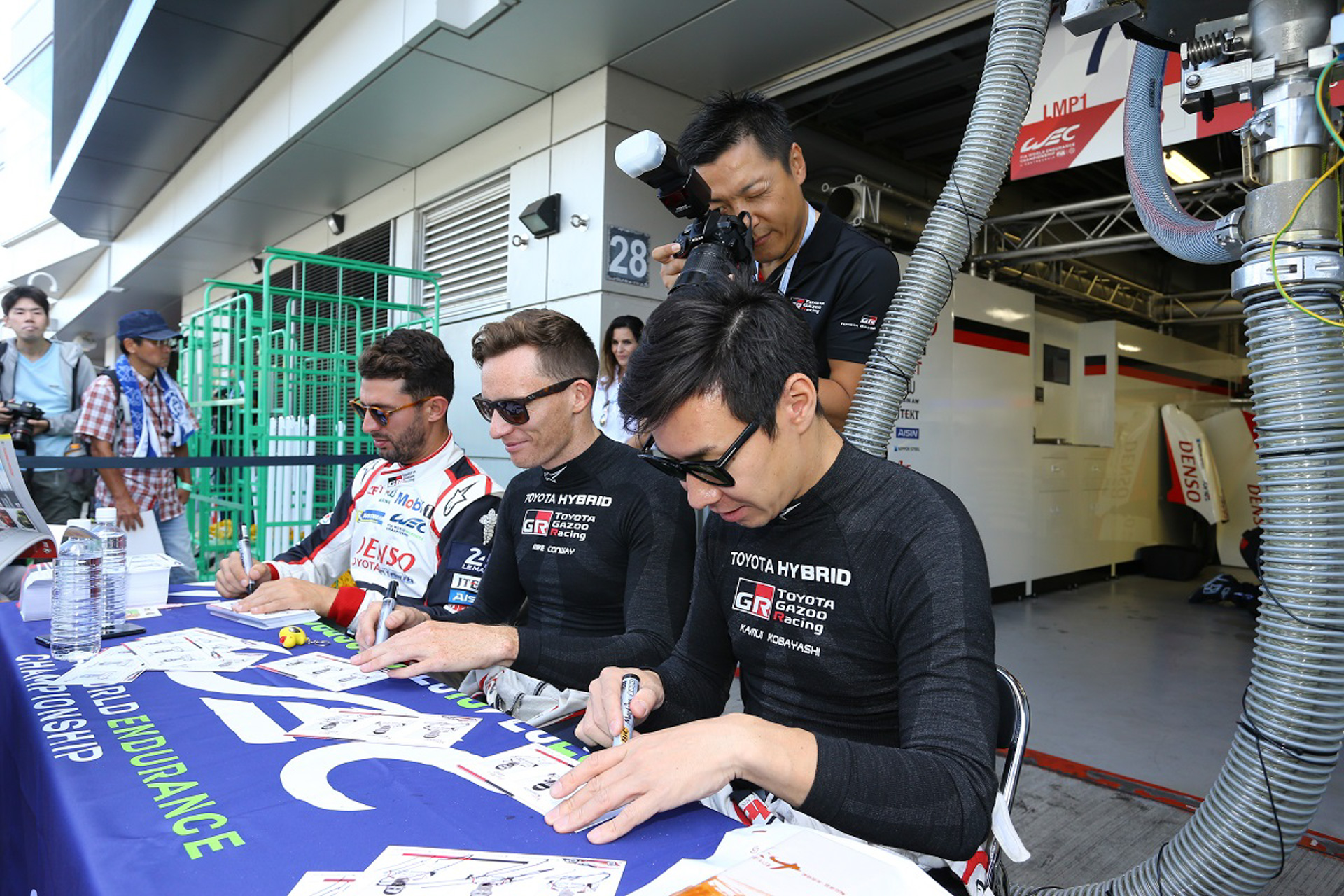 ピットウォークは前売で完売の場合、当日券の販売はなし、ピットレーンに入場でき、選手の写真撮影やレーシングカーを間近に見学できる