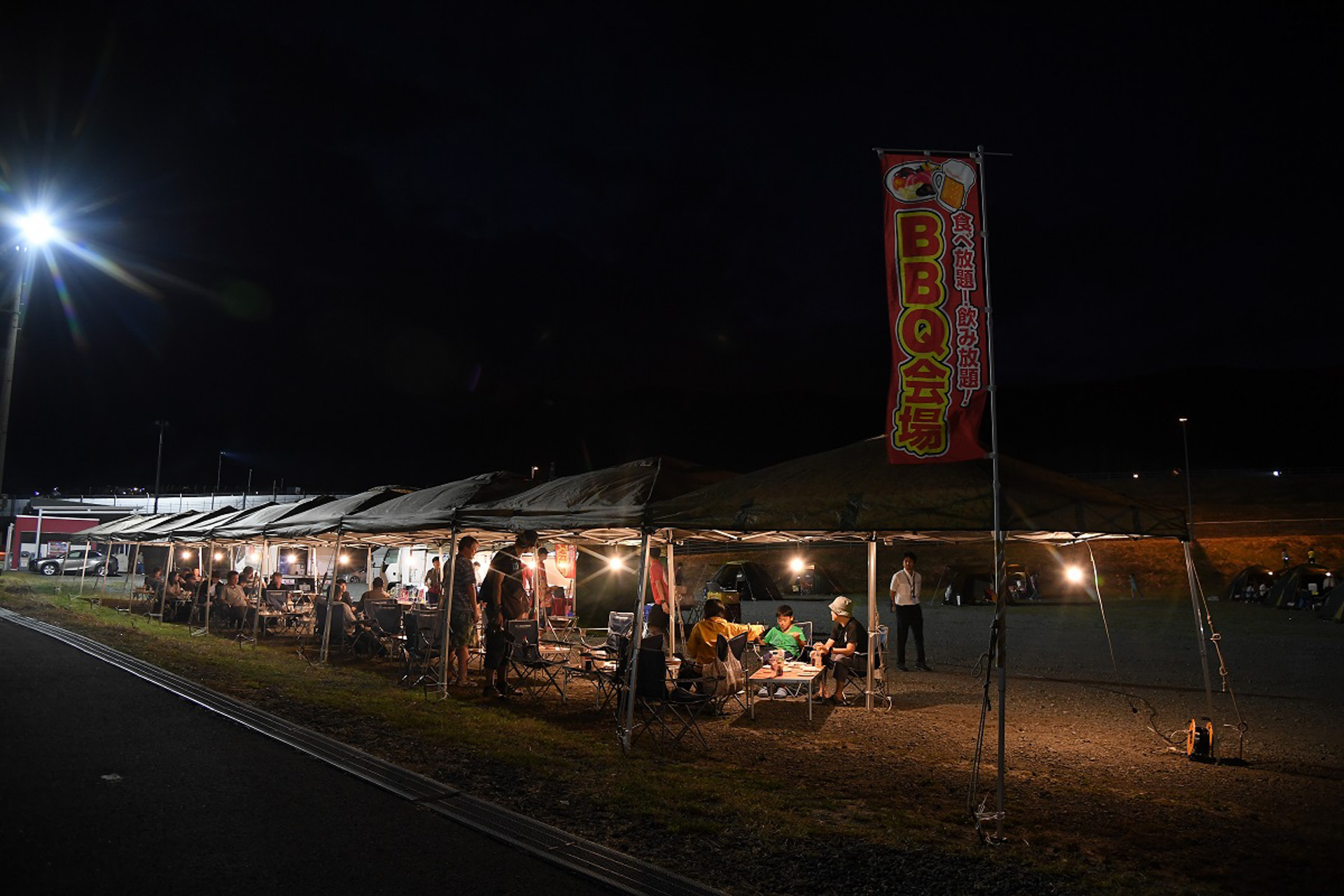 場内でBBQができる「手ぶらでBBQ」：食材・機材一式を取り揃え、手ぶらでバーベキューを楽しめる。炭起こしなどの準備も専門スタッフが対応、詳細は後日告知