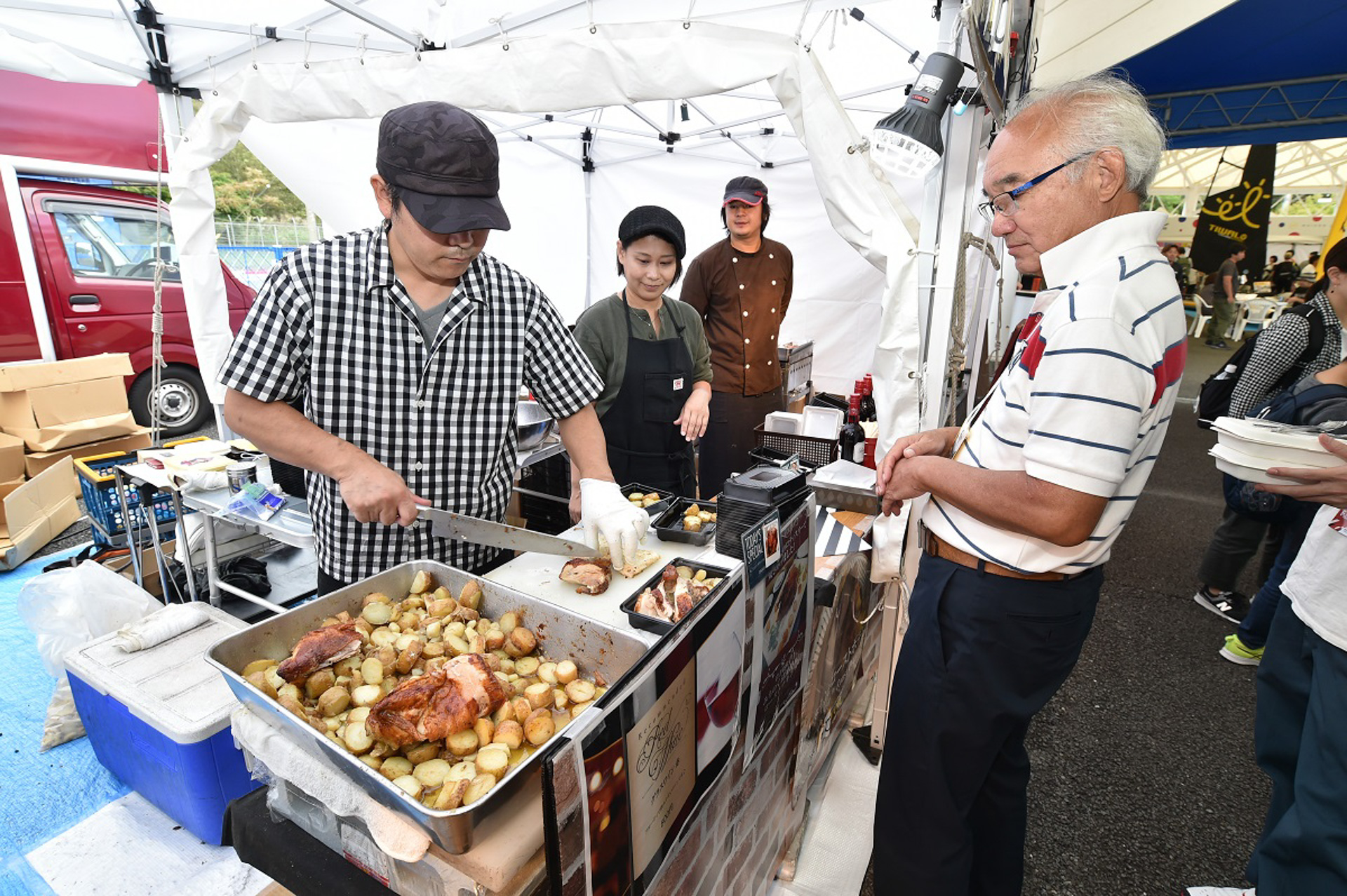 「ル・ヴィラージュ ボンジュール フランス」：ル・マン24時間レースが行われるフランスにちなみクロワッサン、エスプレッソコーヒー、キッシュ、ラクレット、パニーニ、ワイン、ローストチキンなど、おいしい料理、おしゃれなドリンクを味わいながら富士スピードウェイでの週末を過ごせる