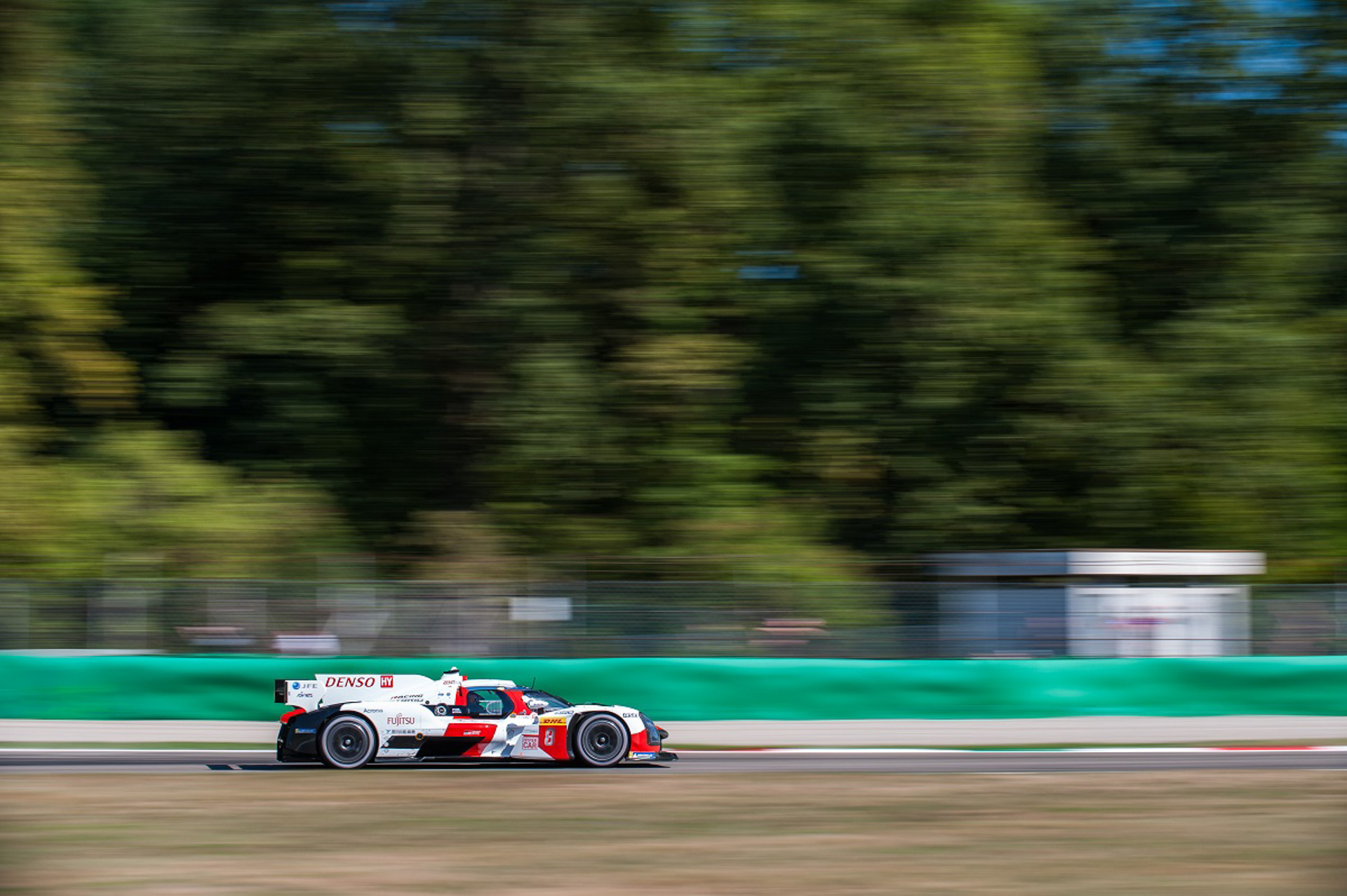 TOYOTA GAZOO Racing応援席の価格は9900円。メインスタンドの指定エリア券と前売観戦券がセットになった数量限定チケット。もれなく TOYOTA GAZOO Racing応援グッズがプレゼントされる