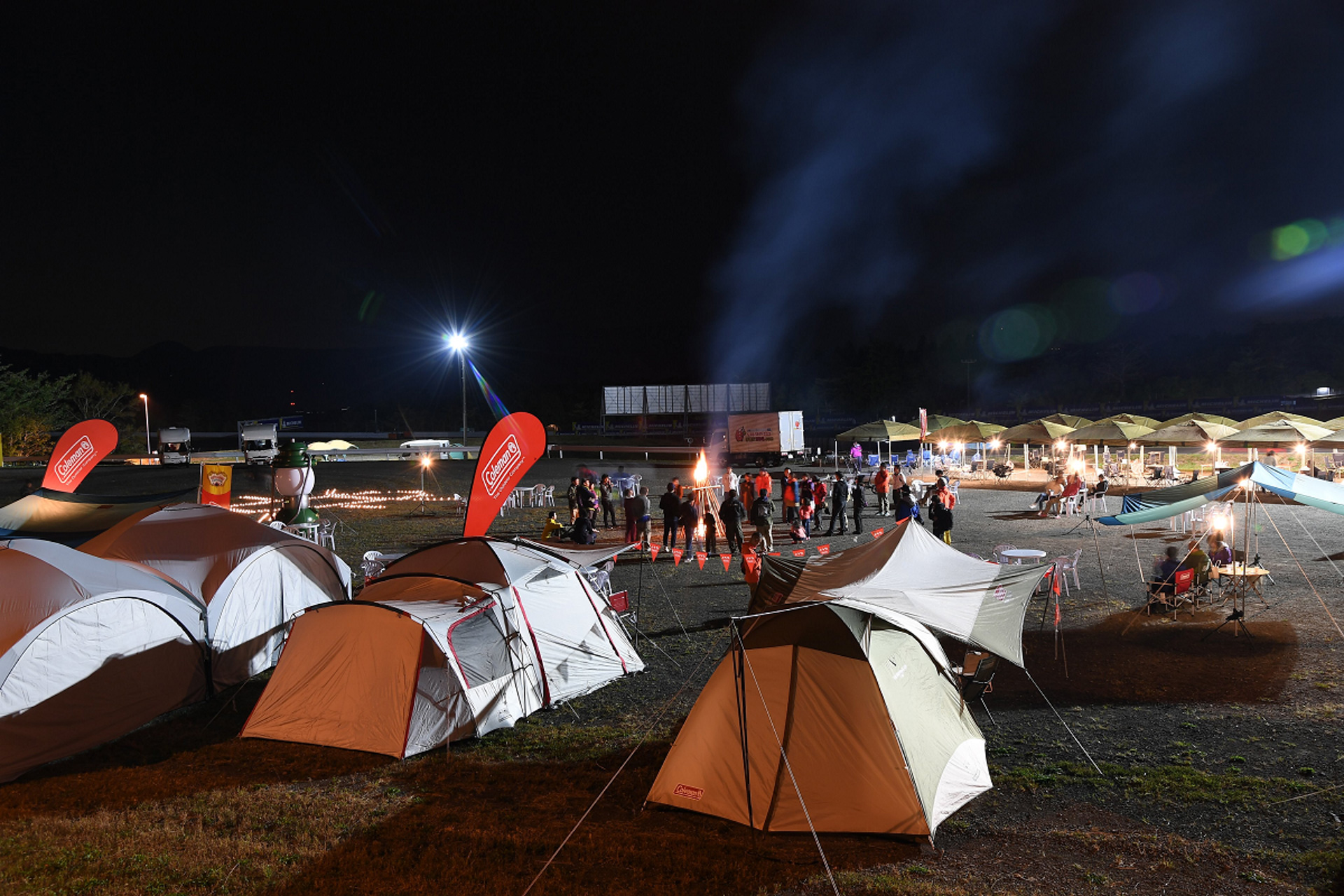 キャンプヴィレッジパッケージとして、富士SUPER TEC 24hレースでも人気のテントと自由席エリア観戦券がセットになったパッケージをWEC富士でも発売。テントはすでに組み立てられた状態で利用者を迎え、手ぶらで来場して「チェックイン」後は、予選日10日から決勝日11日までの2日間楽しめる、アウトドアビギナーにもオススメのセットとした。なお、すでにチケットを購入した人のために、観戦券なしのセットも用意