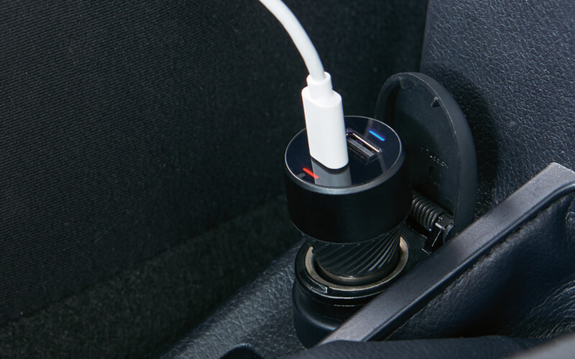 充電状況がわかるLEDを装備