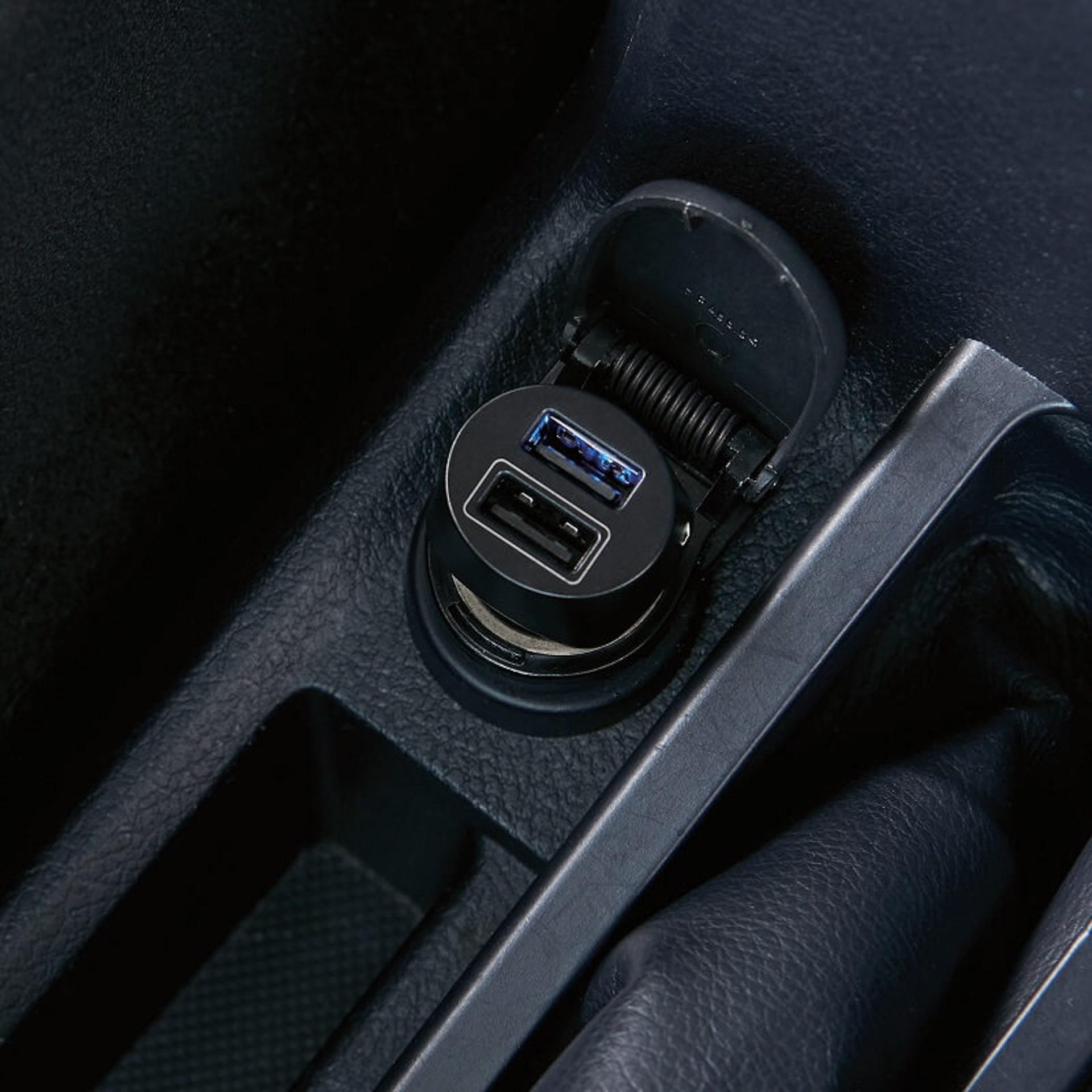 電源が入ると青色に点灯する通電確認LEDランプ付き