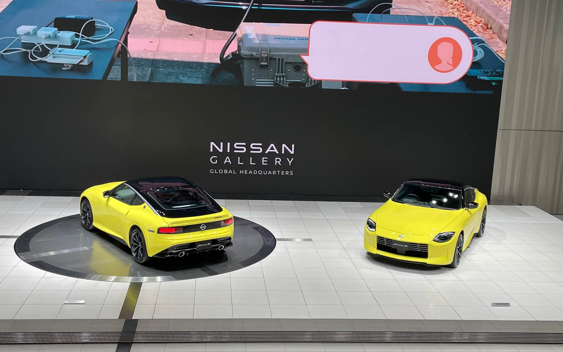 フェアレディZ。残念ながら試乗会には行けなかったので、横浜の日産ギャラリーに飾られていたフェアレディZを上から撮りました。モニターが大きくて現実感がないですね