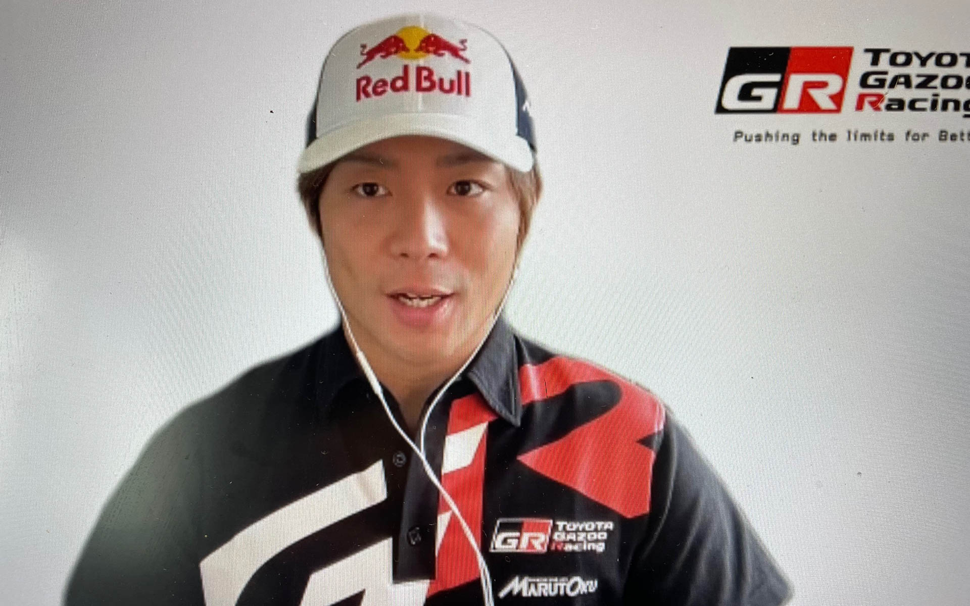 モニターの中の勝田貴元選手。WRCの全戦でポイントを上げるなんて素晴らしすぎる