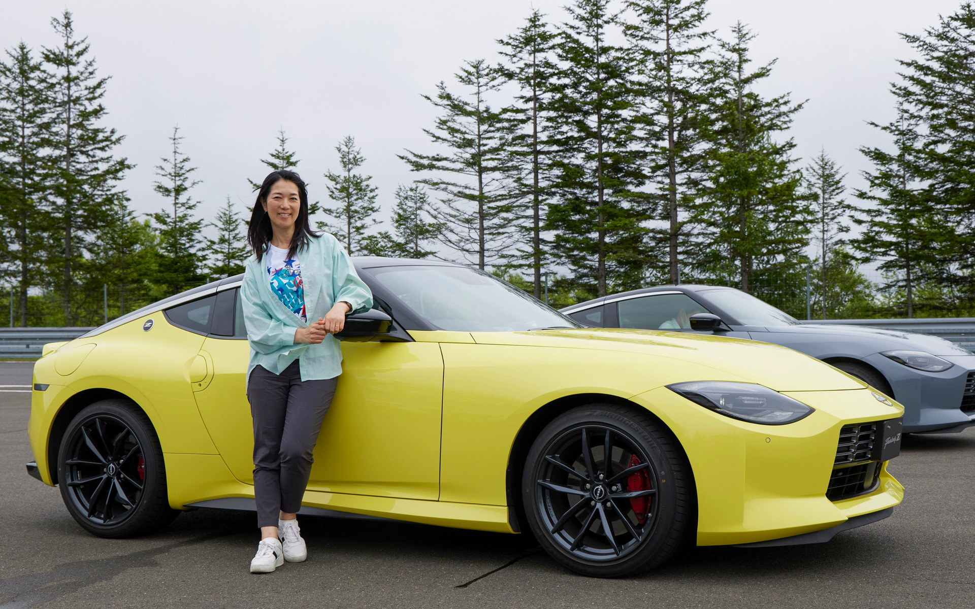 初めて間近で見て、ドライブした新型フェアレディZ。日産の社内でも愛車にしている人が多く、ブランドアンバサダーの田村宏志さんは、中学生のころ、富士スピードウェイのバンクに飛び込んで消えていく高橋国光さんが駆るZにシビれ、それ以来のファンだというエピソードが