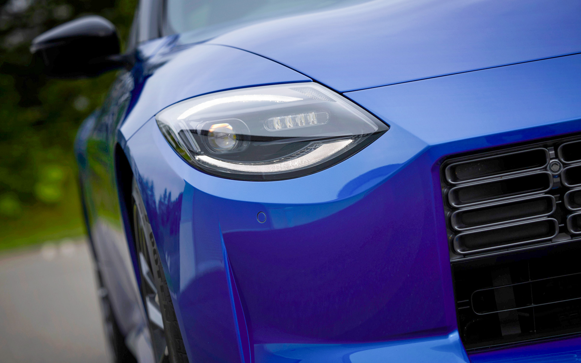 歴代のZのほとんどが、ヘッドライトに人間味があったように感じていた中、新型Zはちょっと未来的だなと思っていたのですが、このライト点灯時を見るとしっかり、S30へのオマージュが感じられて愛着が湧いてきます