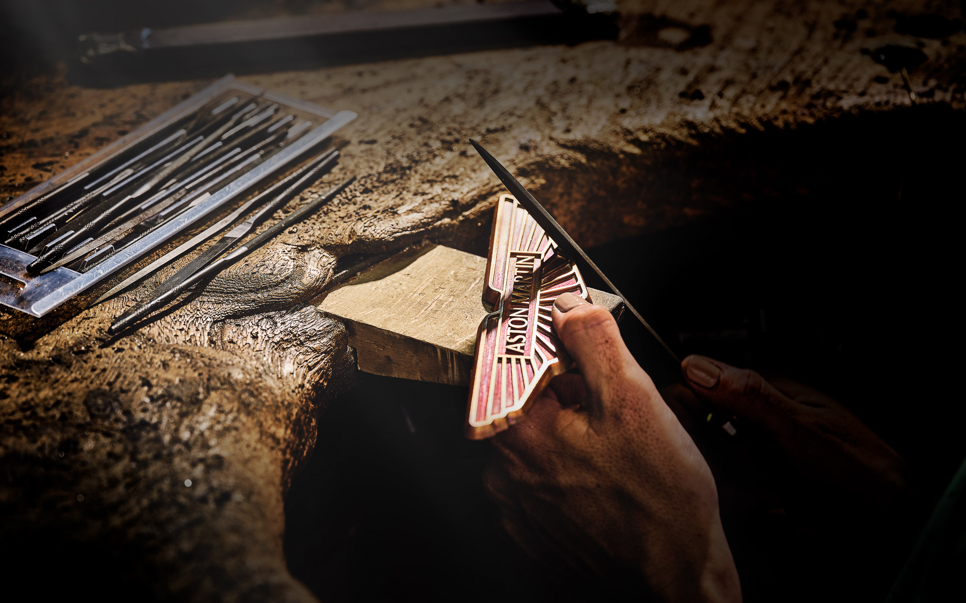 今回公開されたエンブレムは、203年の歴史を持つバーミンガムにある銀細工会社Vaughtonsのスタジオで製作されたもの。このスタジオでは英国フットボール・アソシエーションの優勝トロフィーや、1908年のロンドンオリンピックで授与されたメダルが製作されたという