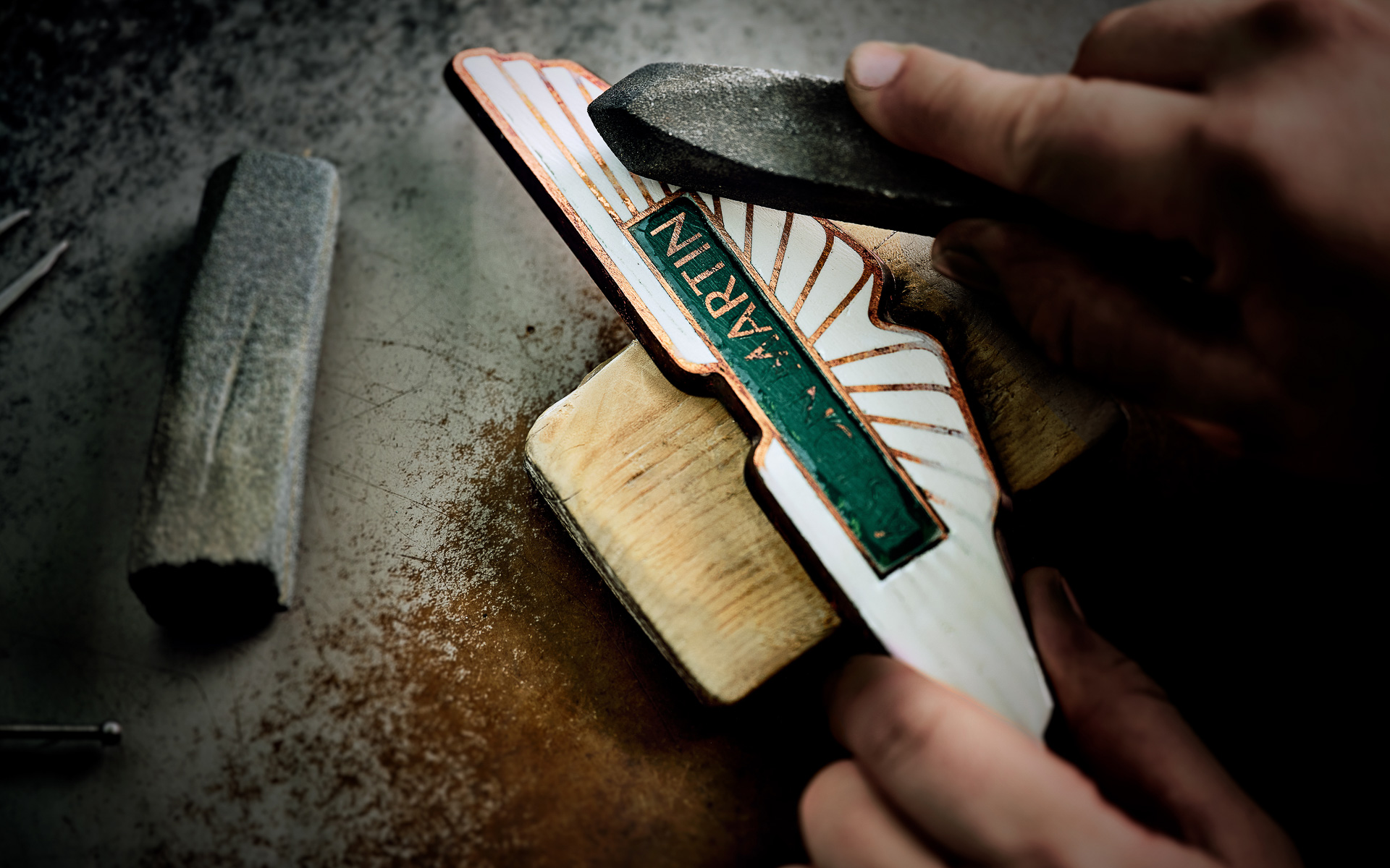 バーミンガムの有名なジュエリー職人によって手作りされたエンブレム