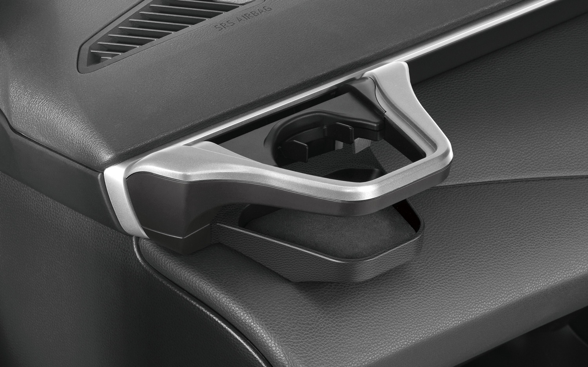 カローラ、カローラスポーツ、カローラツーリング専用設計の「助手席用ドリンクホルダー」でカラーはシルバー