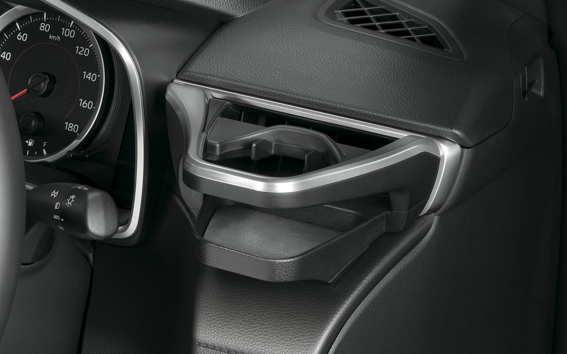 カローラクロス専用設計の運転席用ドリンクホルダー（右）と助手席用ドリンクホルダー（左）もラインアップに追加された。画像は装着イメージ