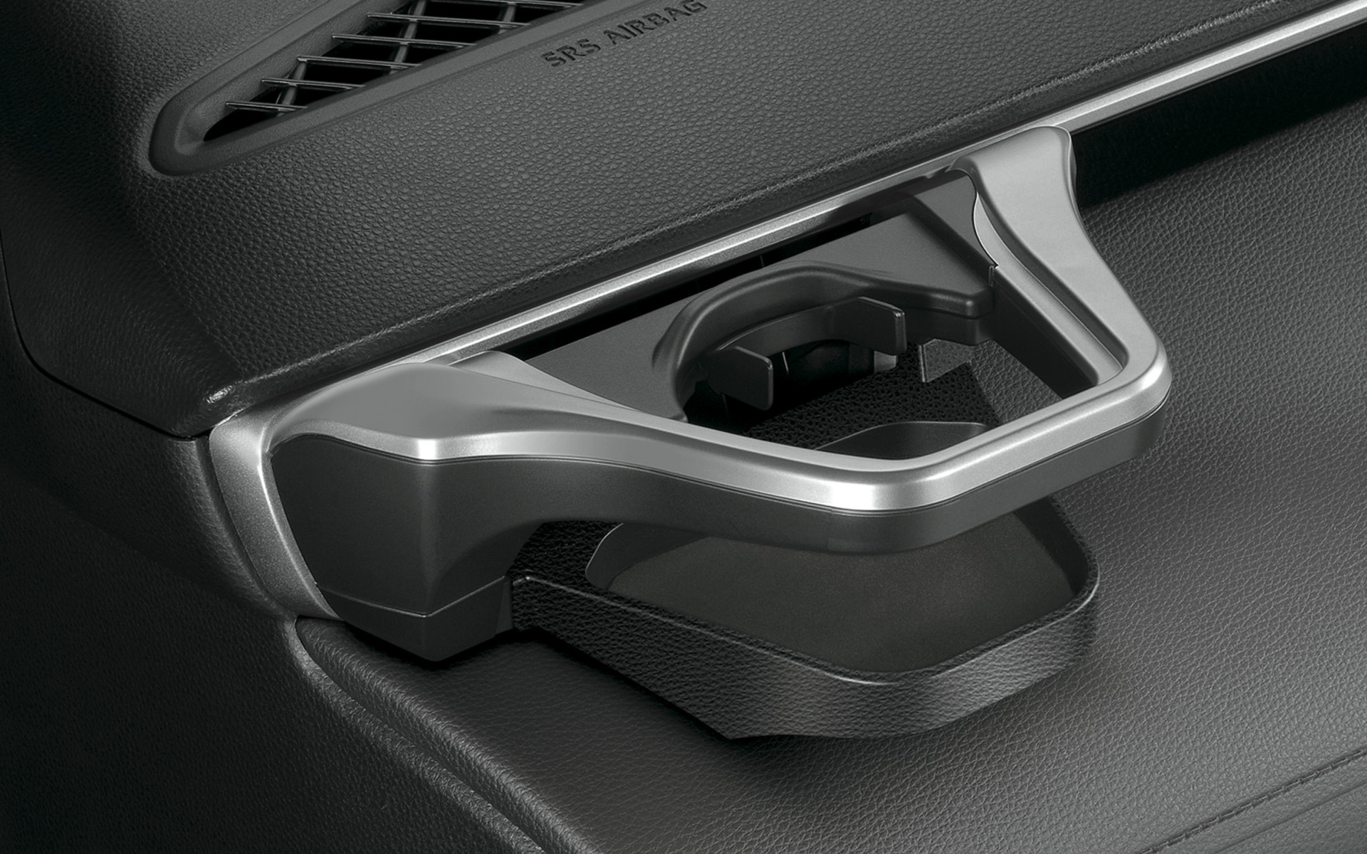 カローラクロス専用設計の運転席用ドリンクホルダー（右）と助手席用ドリンクホルダー（左）もラインアップに追加された。画像は装着イメージ