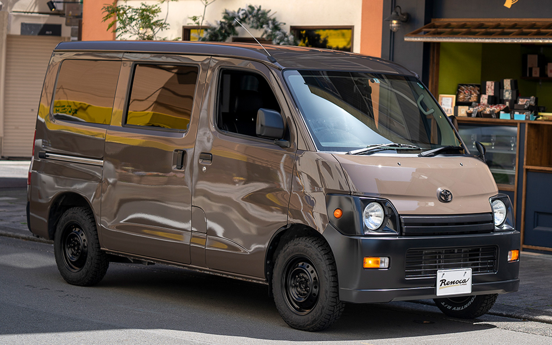 フレックスは「タウンエース」をリノベーションした新型「モル」を1年間試乗できるモニターキャンペーンを実施する