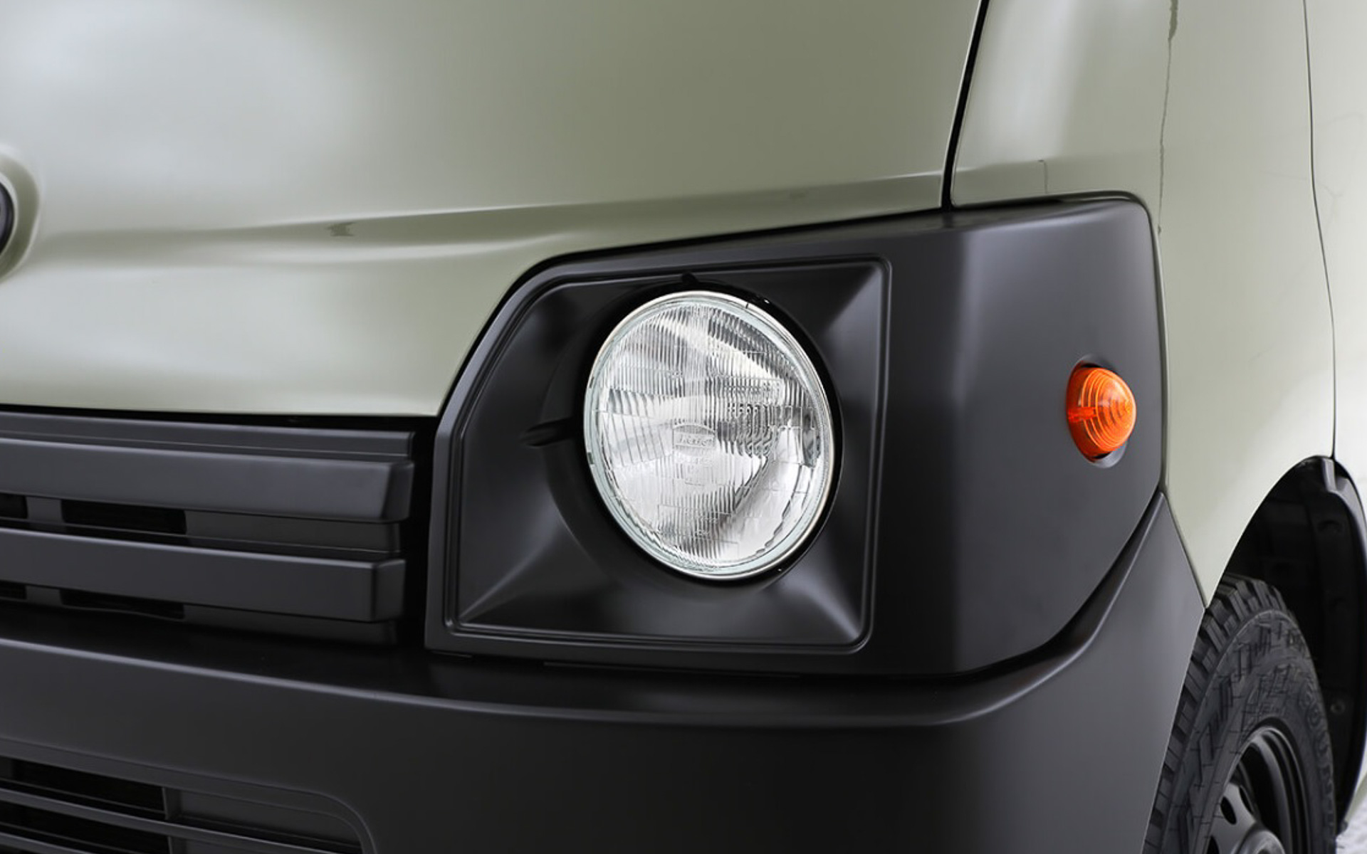 丸目のヘッドライトを採用することで親しみのある表情に仕上げられている