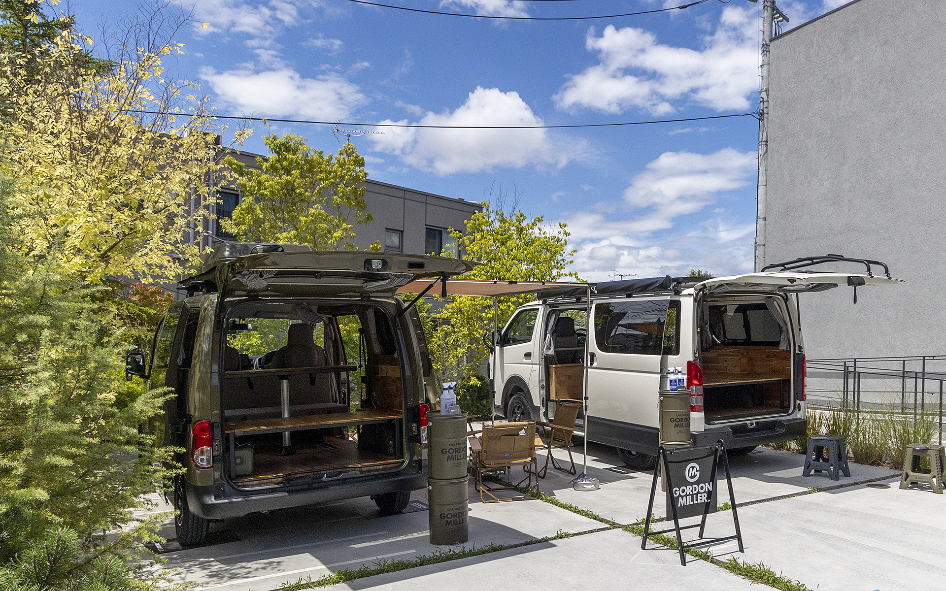 GORDON MILLER MOTORSのオリジナルキャンピングカー「GMLVAN V-01」と「GMLVAN C-01」。V-01はトヨタ自動車「ハイエース」がベースで、C-01は日産自動車「NV200」がベース。これらの車両もVRNVROOMNで扱う