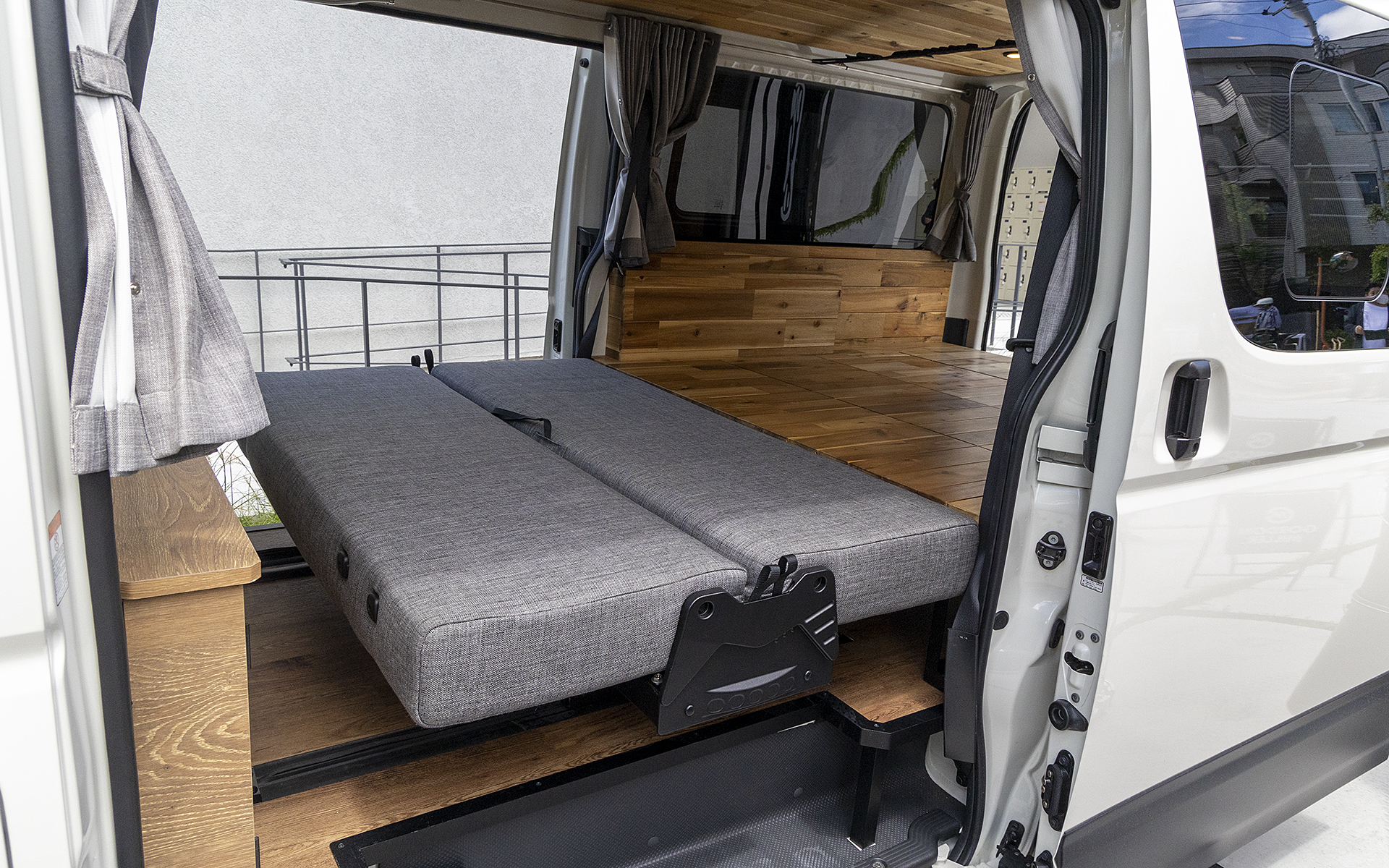 ボディは断熱加工済。6名乗車モード、テーブルモード、ベッドモードと切り替えができる