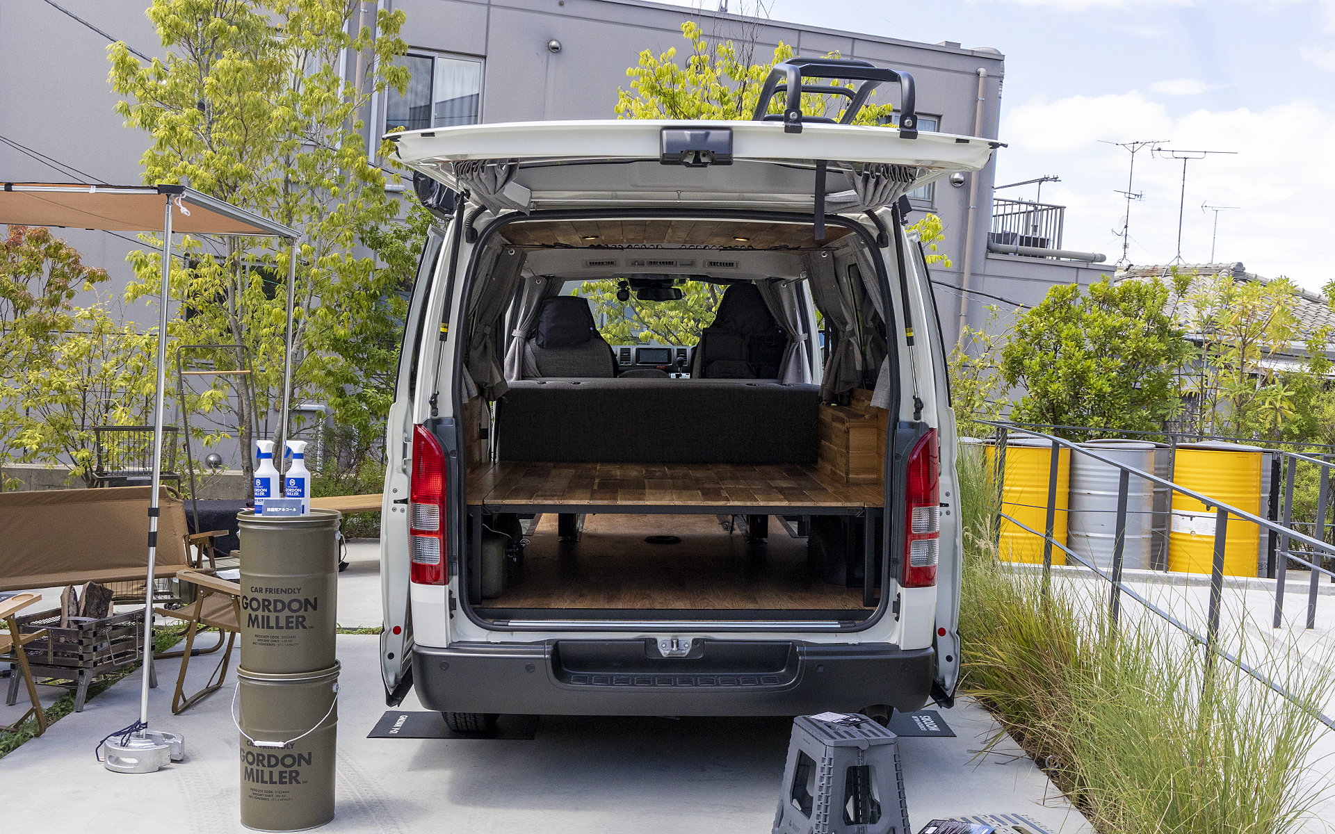 ベッドスペース下段はもの入れ。収納力があるので移動時の室内はスッキリ片づく