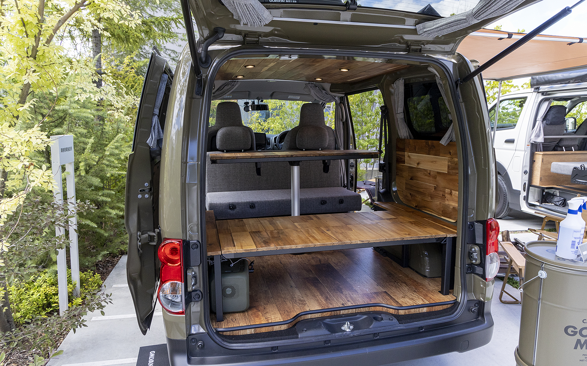 C-01は乗車定員5名の就寝定員2名。ベッド長は185mmあるので身長が高い人にも対応。室内のウッドはアカシア天然木