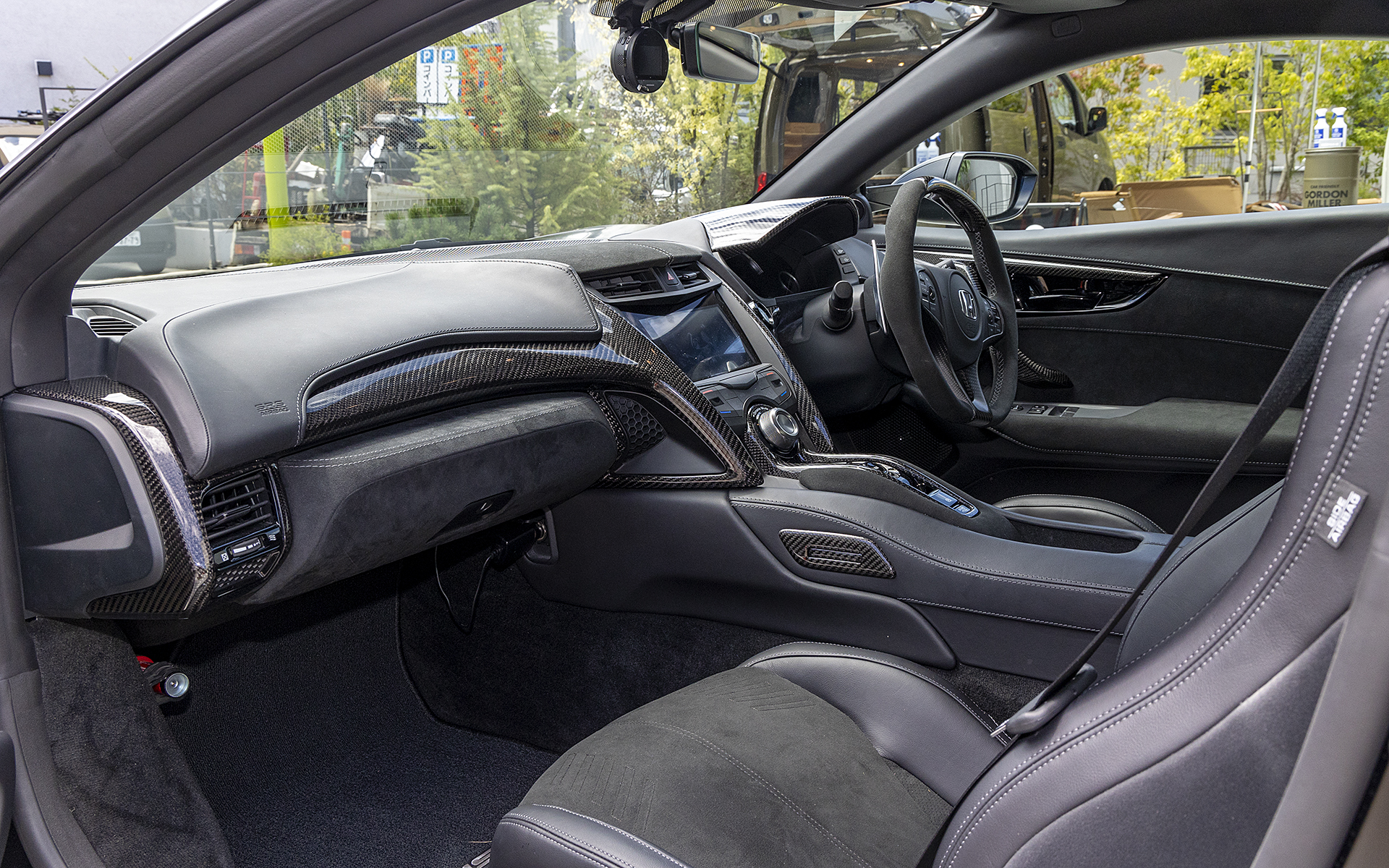 エクステリアは目立ちすぎない使い方だったが、インテリアでは存在感ある仕上げのドライカーボンパーツを使用。ドライバーに最新のスポーツカーらしい満足感を与えるための使い分け