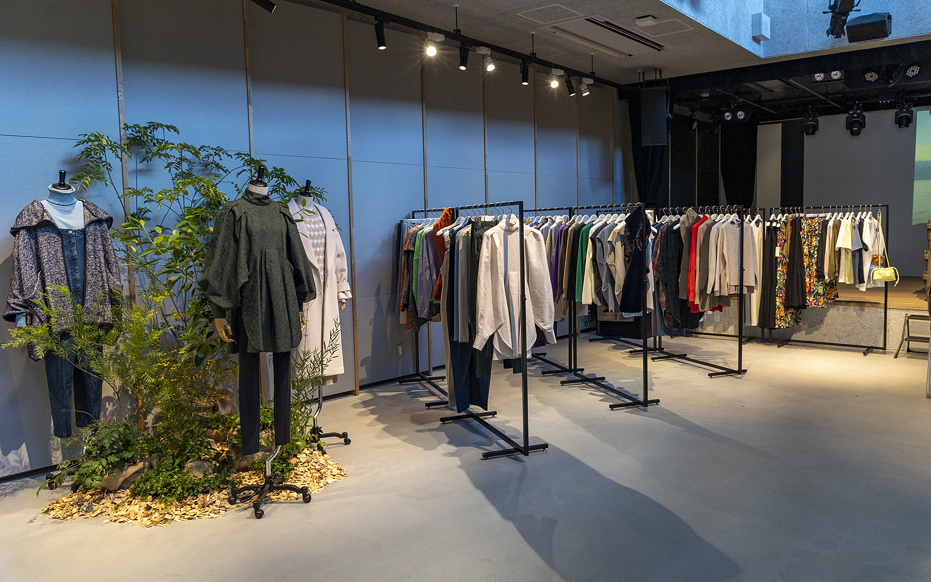 室内展示スペース。女性向け、男性向けのアパレルブランドも用意