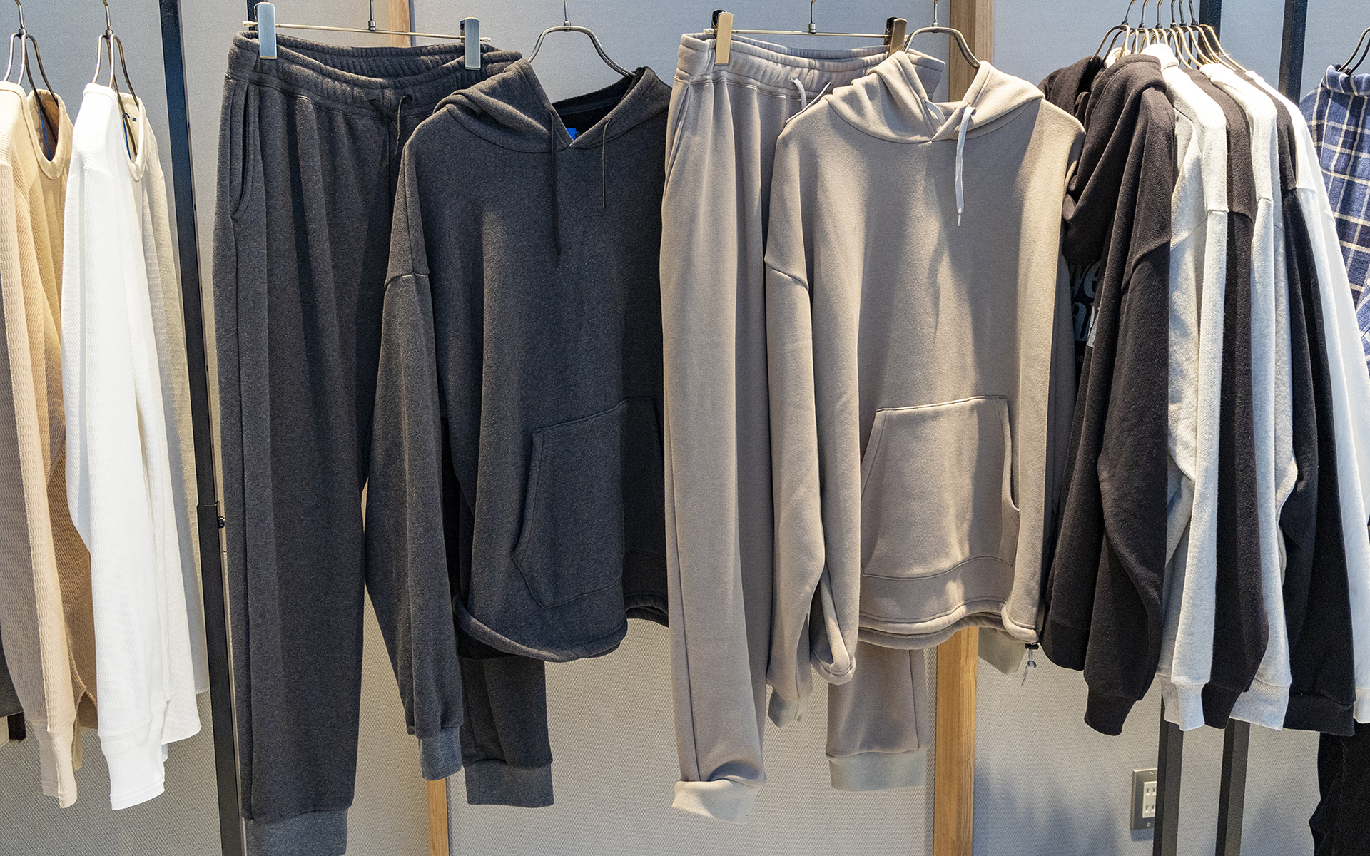 車中泊時に着るルームウェア。「着る毛布」をテーマとしていて暖かさを重視しつつ、着たまま車外に出てもサマになるデザイン