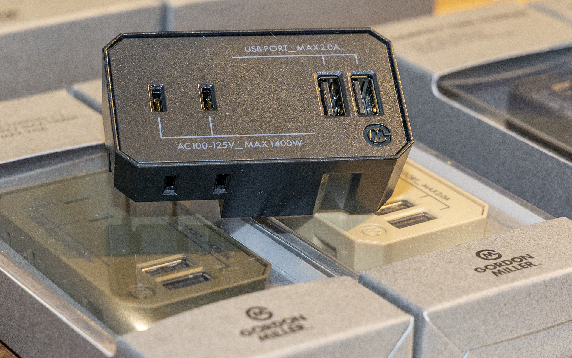 GML モバイルタップ。家庭用コンセントに刺す。2つのUSBと2つのコンセントが取れる。ポータブル電源と組み合わせても便利。アウトドアを意識した電源によくある色なので、色もあわせやすい。価格は1680円