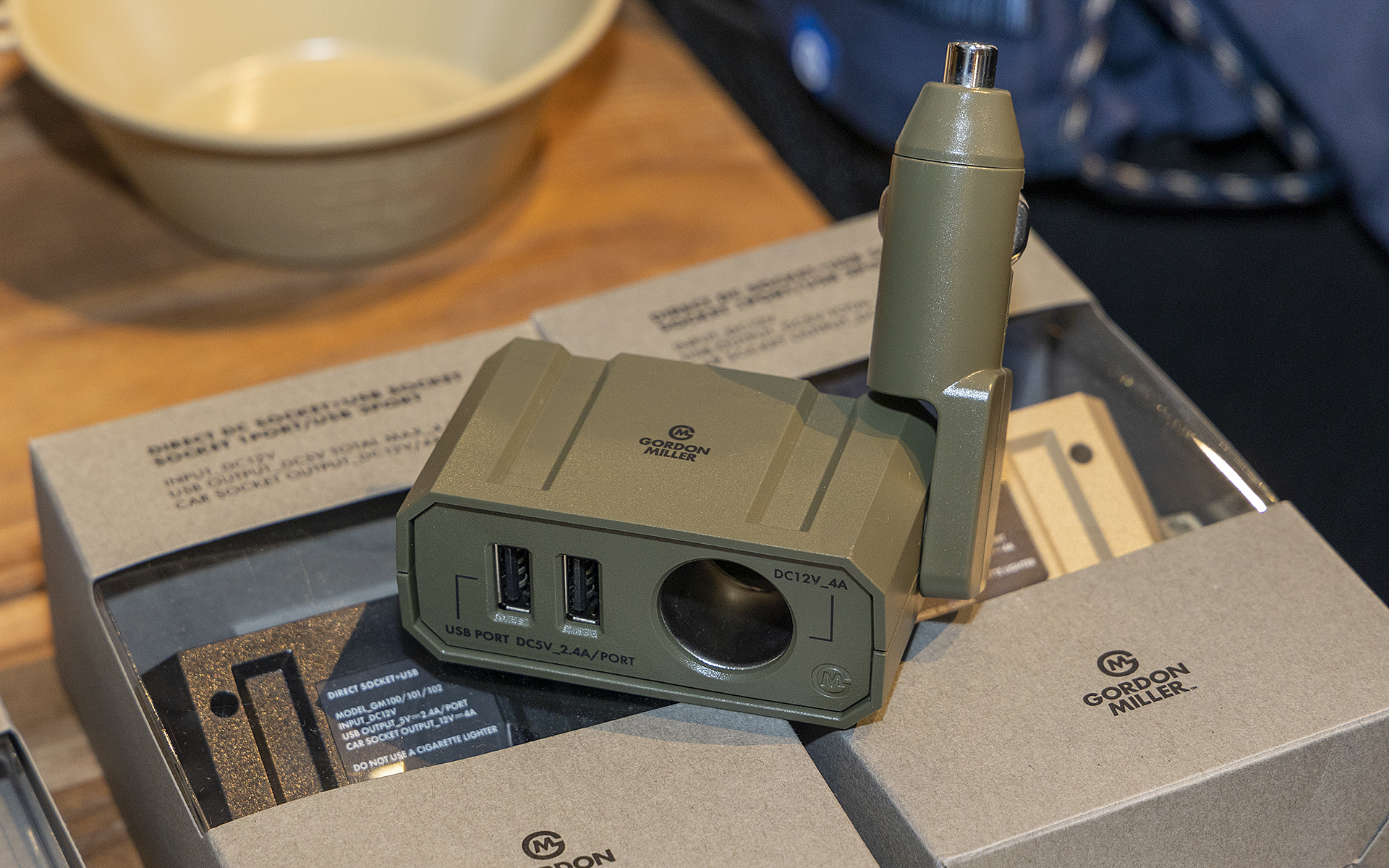 これはGML DCソケット 2USB。価格は2380円。クルマのアクセサリーソケットから2つのUSBと1つのアクセサリーソケットが取れる