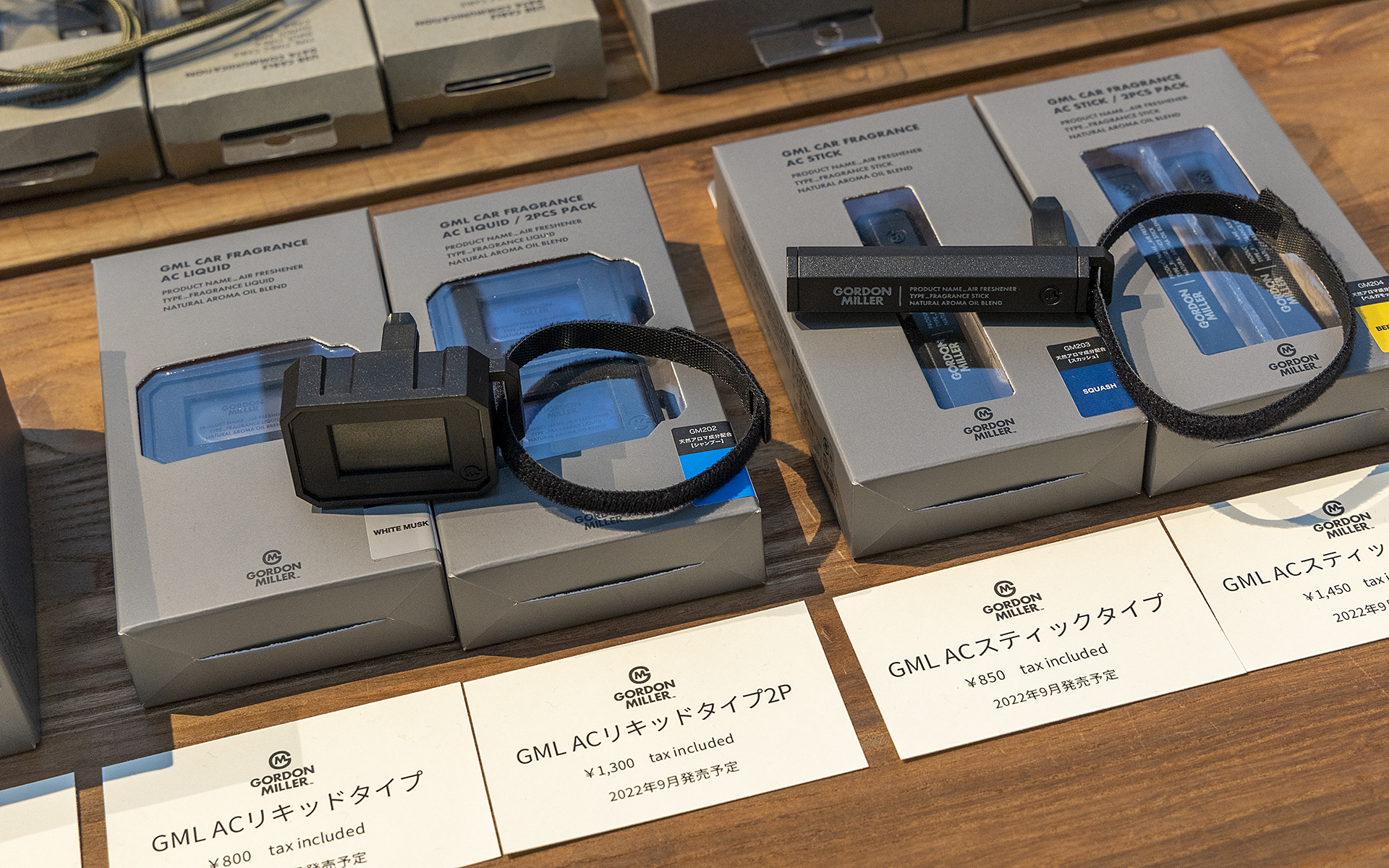 車内用の芳香剤。最近人気が伸びてきているアイテムとのこと。筐体はエアコンルーバーに引っかけるほか、ループもあるのでワイパーレバーなどにぶら下げることもできる。艶のない仕上げなので目立たない。右がGML ACスティックタイプ2Pで価格1450円。左がGML ACリキッドタイプ2Pで価格1300円。ともに9月発売予定