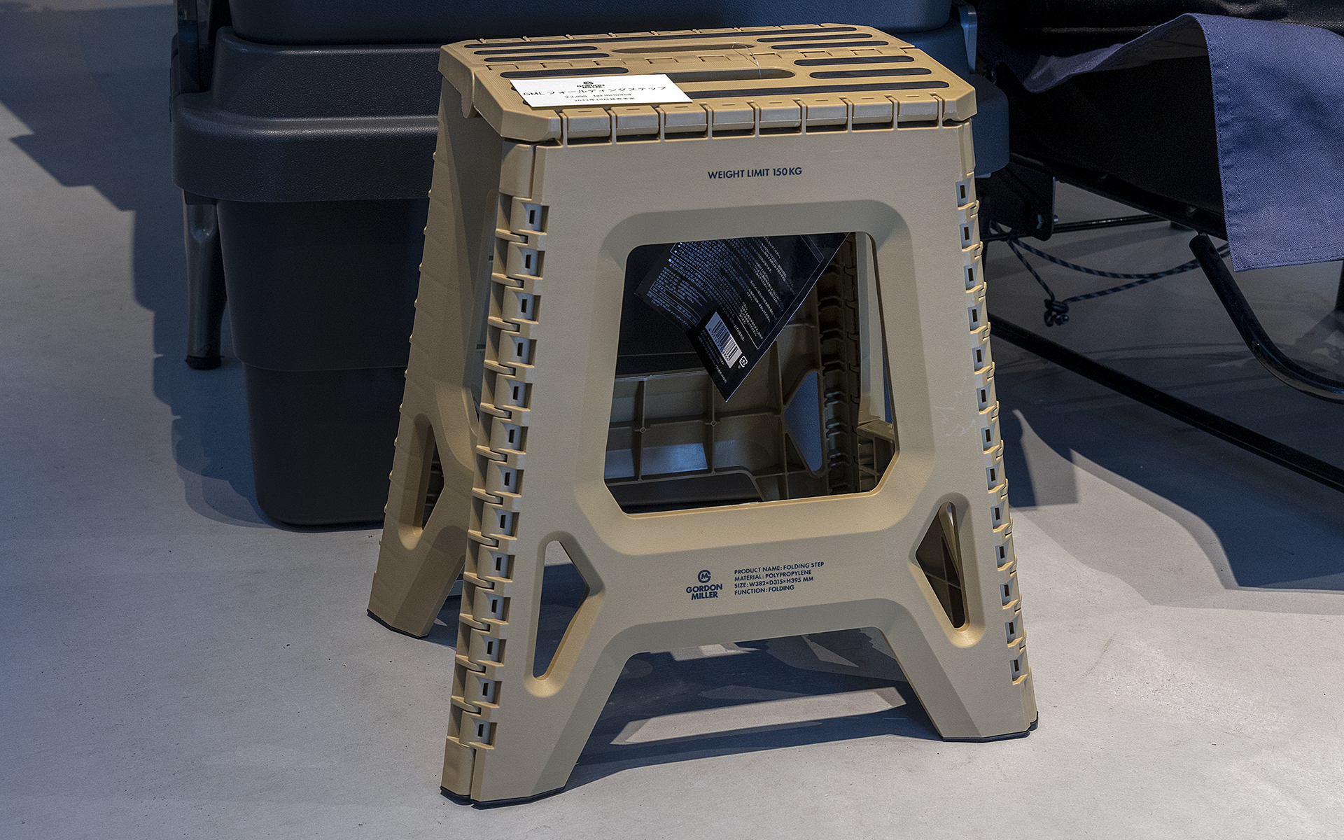GML フォールディングステップ。アウトドア用のローチェアより高さがあるので、キャンプ地で軽く腰掛けるのにちょうどいい高さ。価格は2990円で10月発売予定