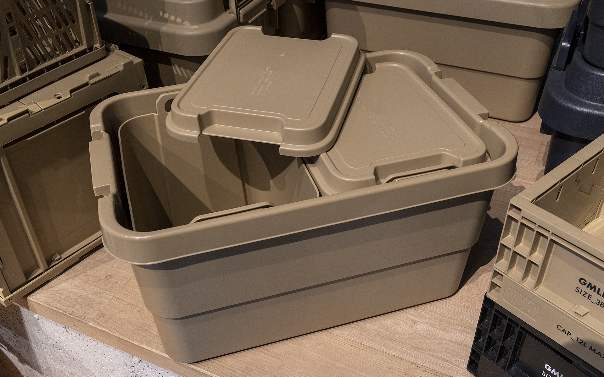 材質は軟質PE素材だが、ふたを付けるとテーブルとして使える強度もある。トランクカーゴは便利だが仕切り板の設定がないところに不満を持つ人が多かった。そんな要望に応えたアイテム。GORDON MILLER独自のモノ