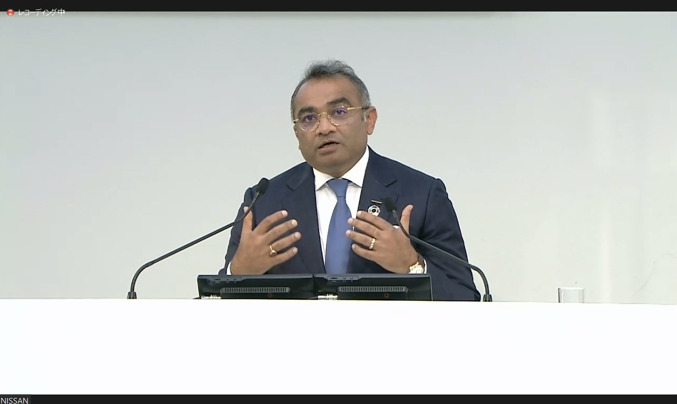 質疑応答で質問に答えるグプタ氏