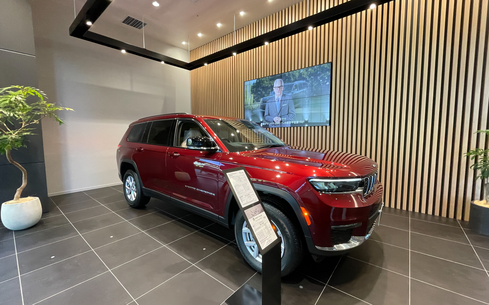 特別車両展示エリアにあたるフィーチャービークルディスプレイエリアには新CIを採用し、マルチスクリーンやウッドルーバーが展示エリアを際立たせた