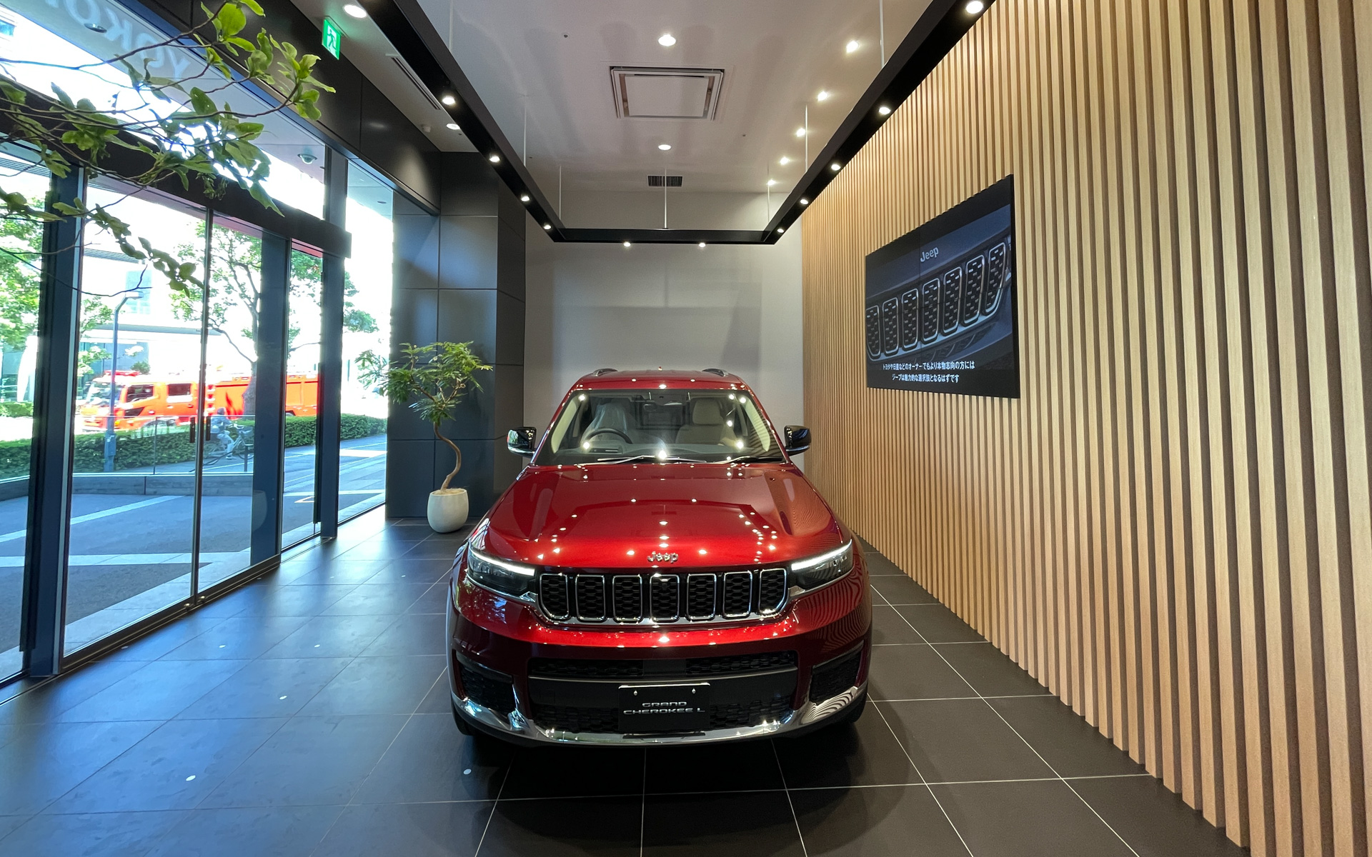 特別車両展示エリアにあたるフィーチャービークルディスプレイエリアには新CIを採用し、マルチスクリーンやウッドルーバーが展示エリアを際立たせた