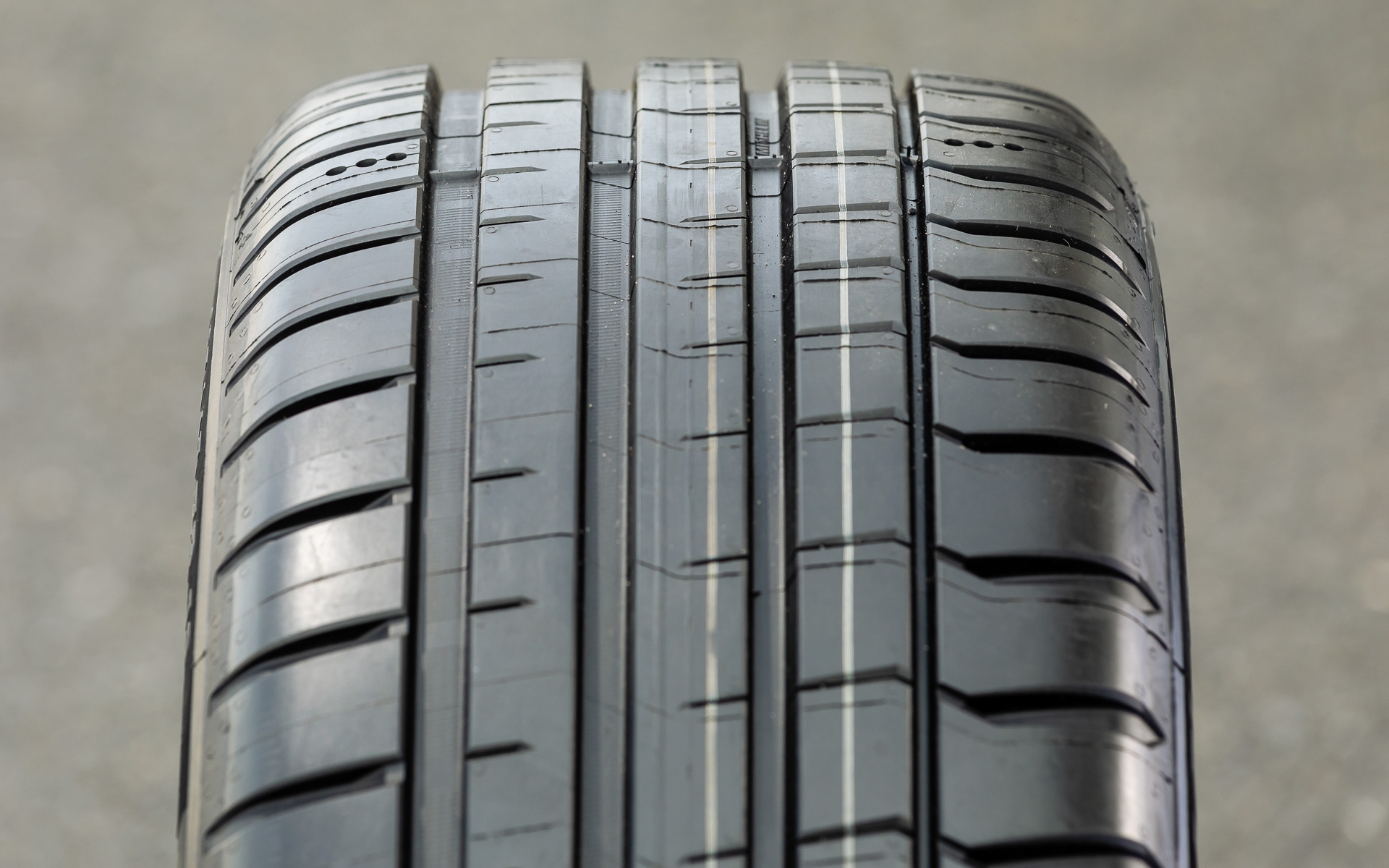 右がアウトで、左がイン側。イン側では排水性を考慮した太めのリブを配し、アウト側では高剛性ブロックを配しているのが分かる